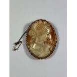 A VINTAGE 9CT YELLOW GOLD CASED CARVED CAMEO BROOCH