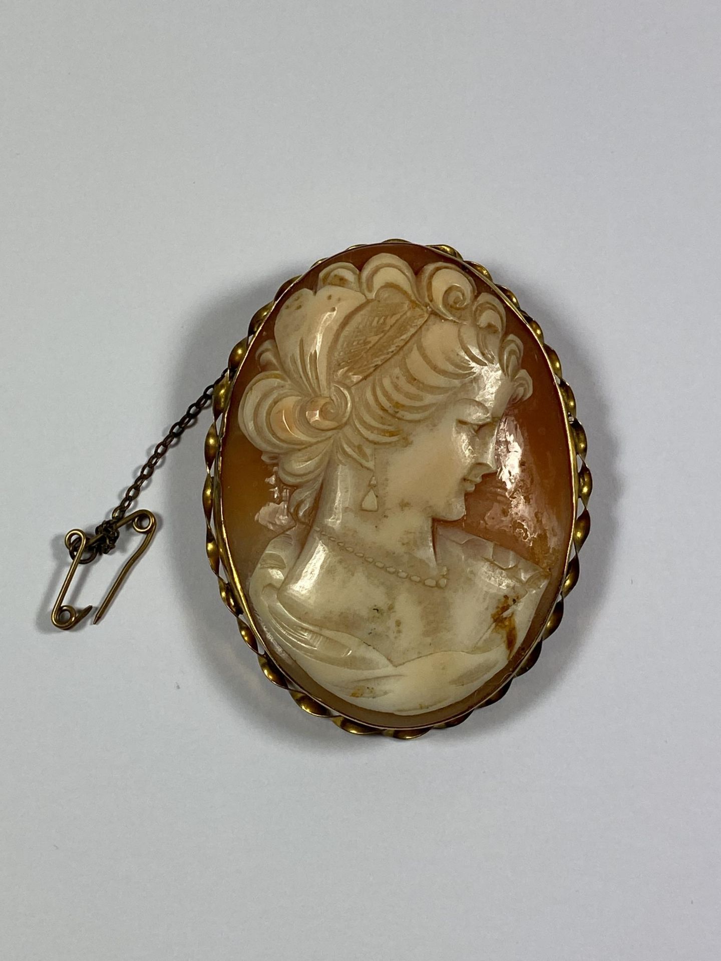 A VINTAGE 9CT YELLOW GOLD CASED CARVED CAMEO BROOCH