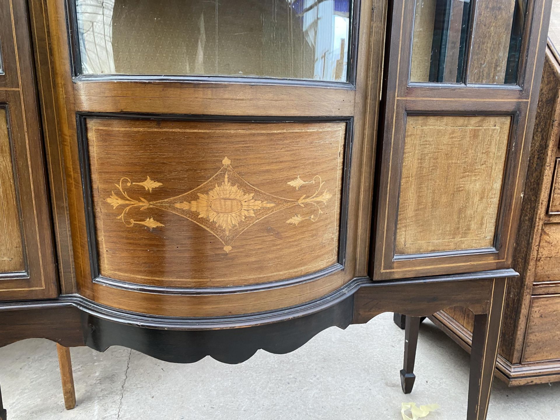 AN EDWARDIAN MAHOGANY AND INLAID BOWFRONTED CHINA DISPLAY CABINET ON TAPERED LEGS, WITH SPADE - Image 7 of 7