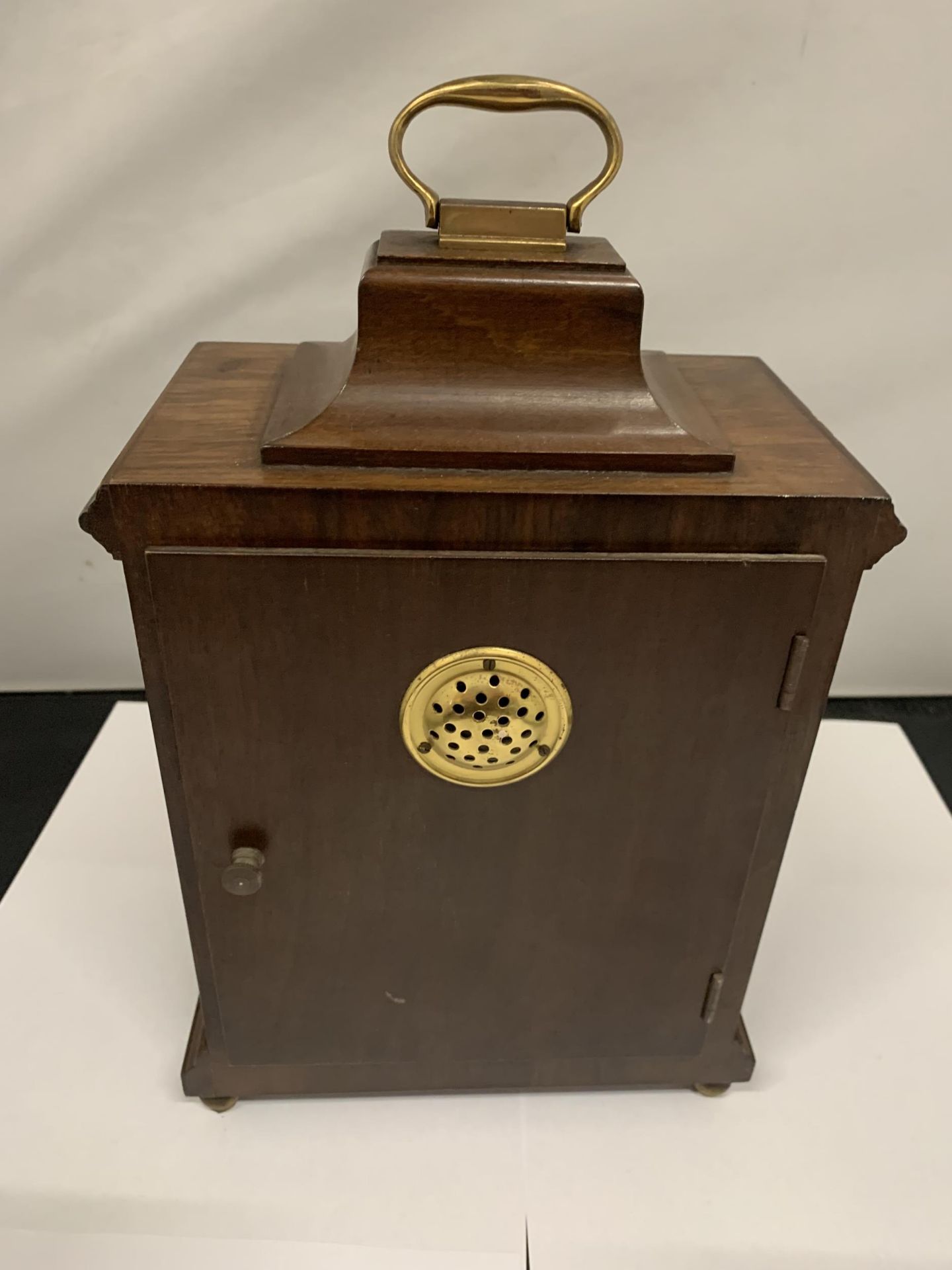 A VINTAGE STYLE MAHOGANY CASED MANTLE CLOCK WITH GILT FACE HEIGHT 27CM - Image 3 of 4