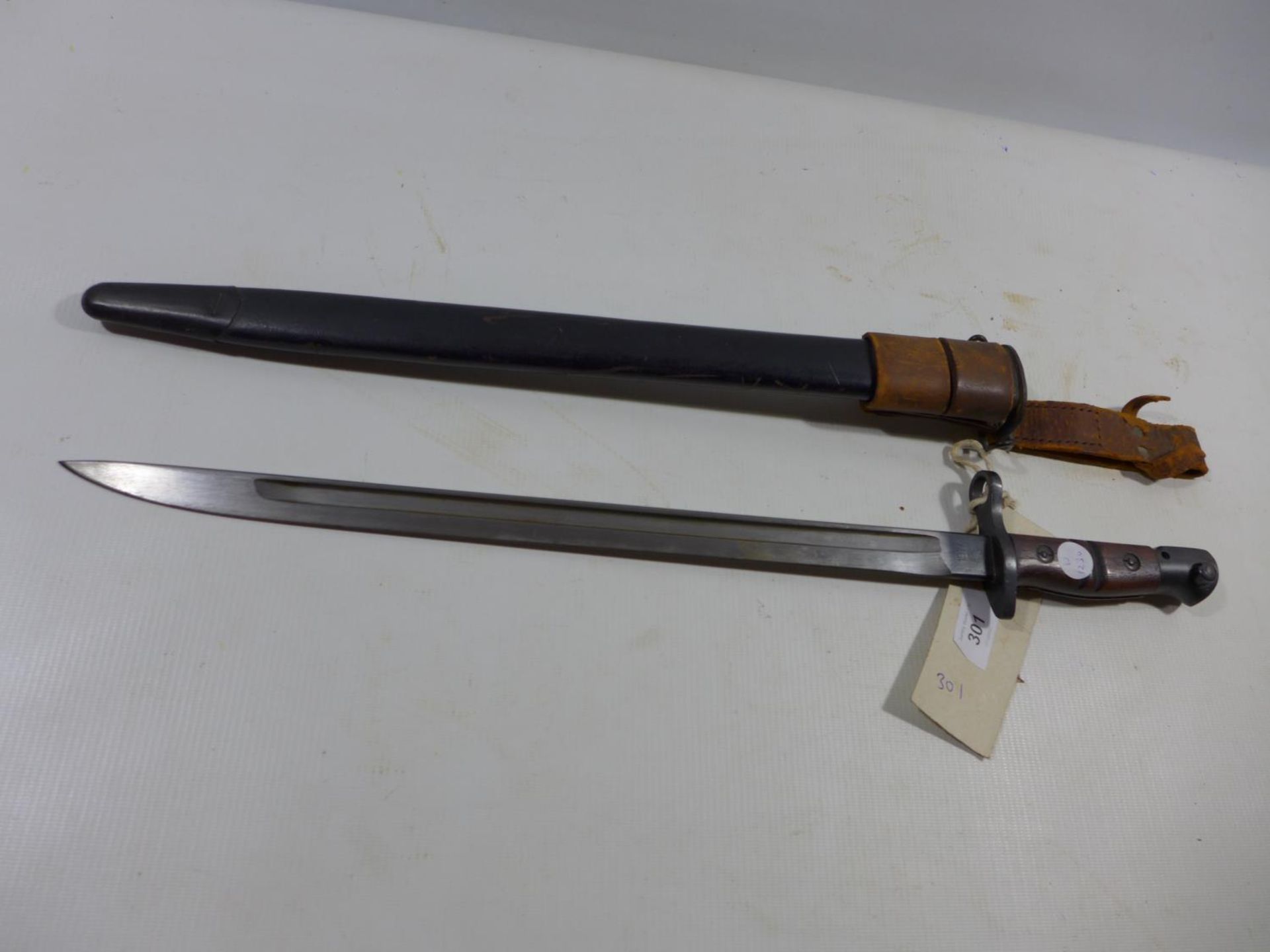 A WORLD WAR I UNITED STATES REMINGTON BAYONET AND SCABBARD, 43CM BLADE, DATED 1917