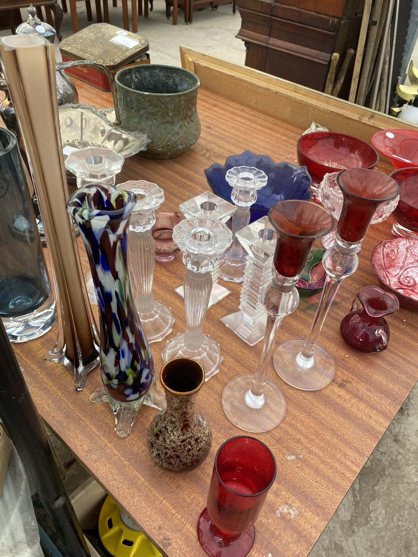 AN ASSORTMENT OF GLASS WARE TO INCLUDE CANDLESTICKS AND BOWLS ETC - Image 5 of 5