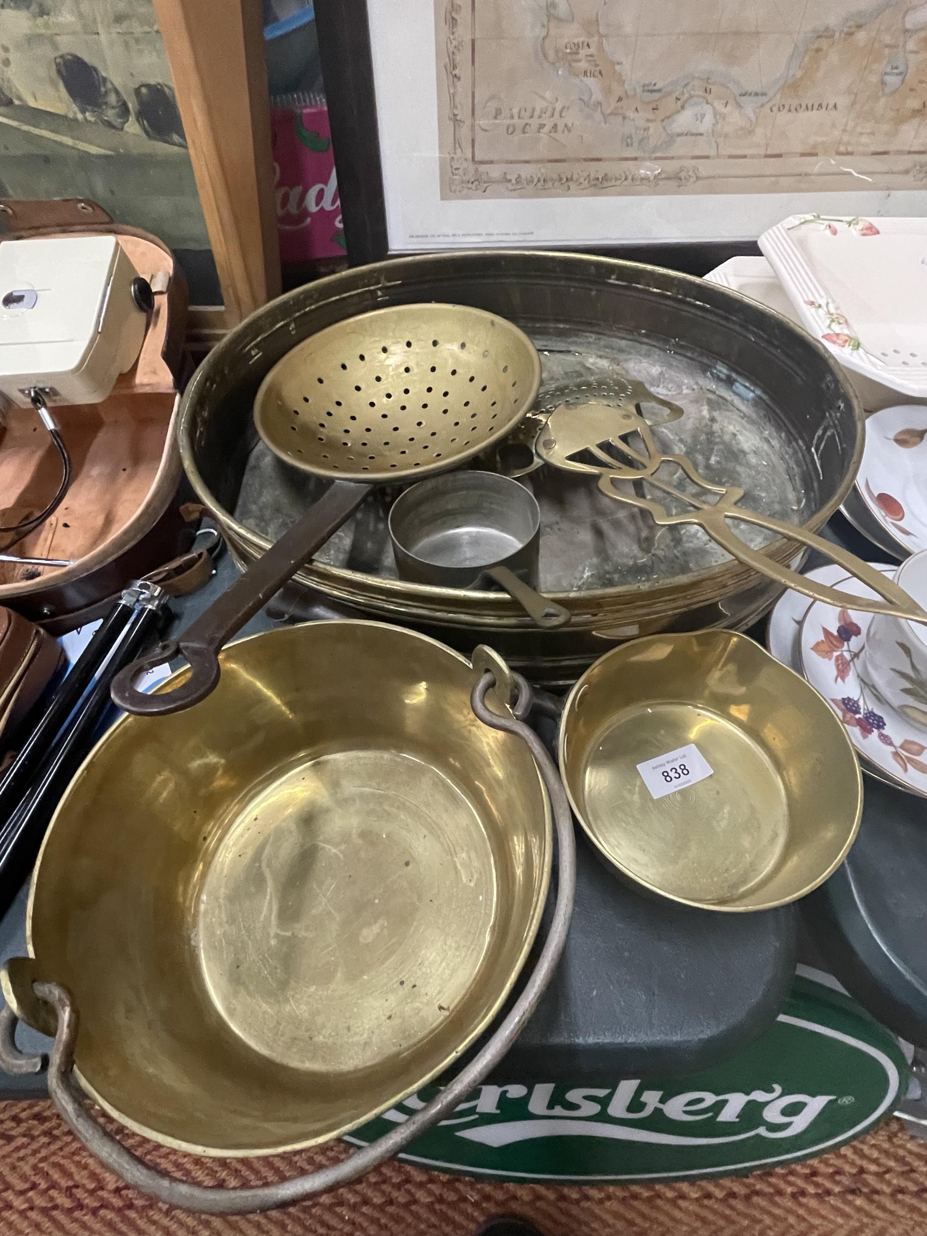 A QUANTITY OF BRASS ITEMS TO INCLUDE A LARGE BOWL, PANS, A SKILLET, COLANDER AND THERMOMETER