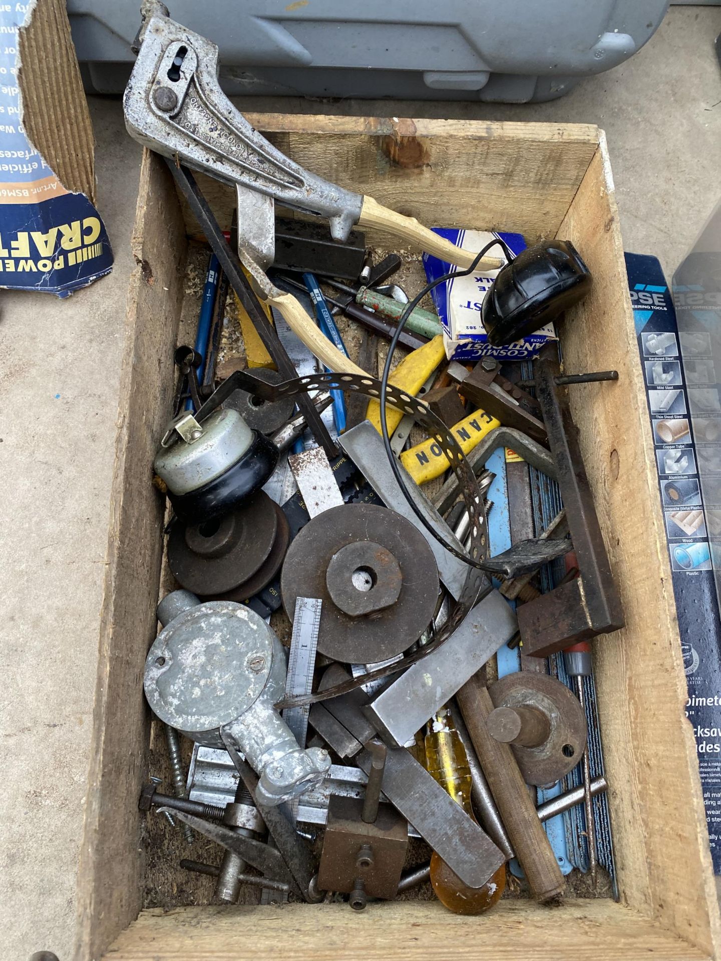 AN ASSORTMENT OF TOOLS TO INCLUDE A SAW, FOOT PUMP AND DRILL BITS ETC - Image 4 of 4