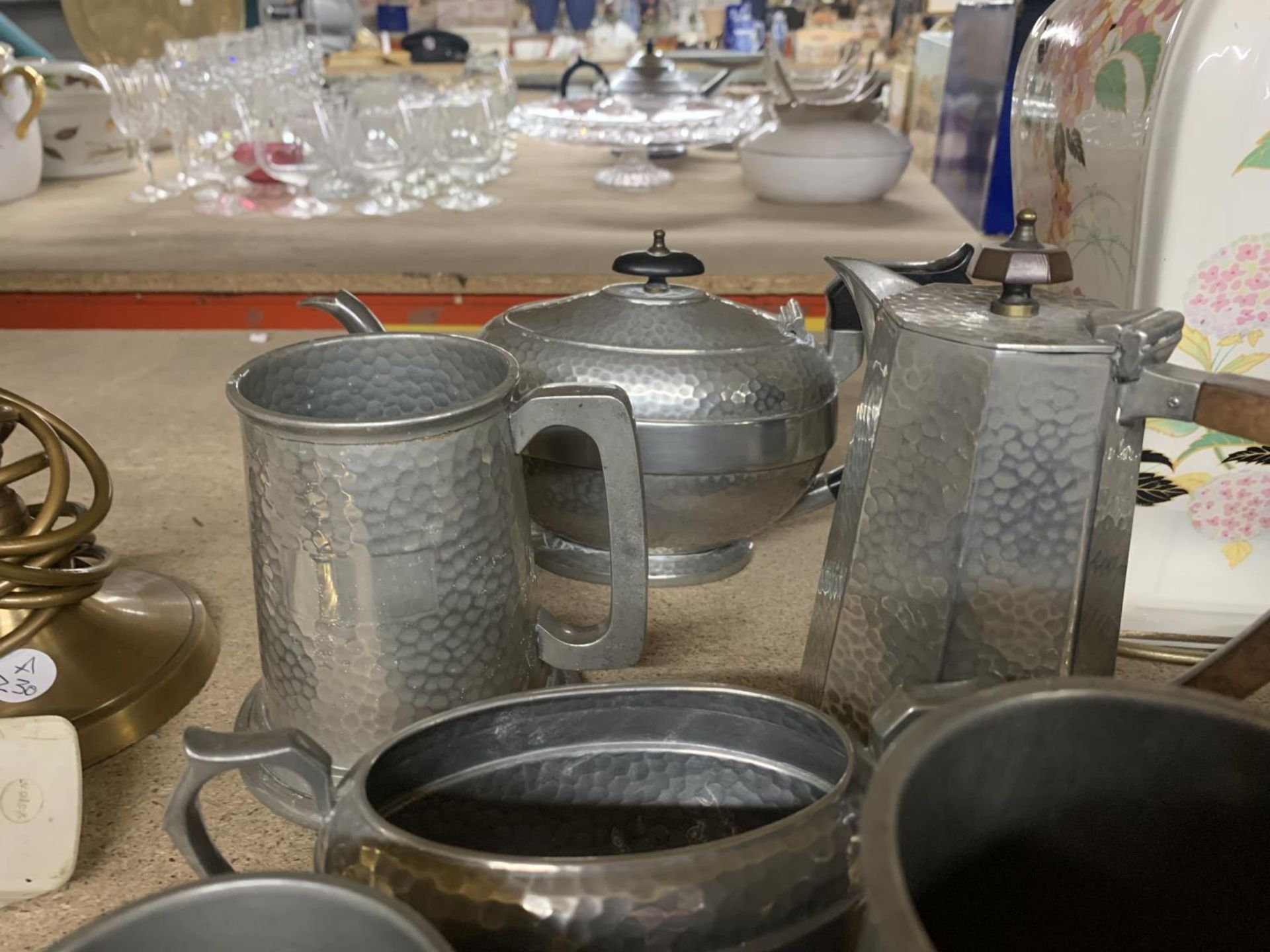 A QUANTITY OF PEWTER ITEMS TO INCLUDE TANKARDS, TEAPOTS, JUGS, BOWLS, ETC - Image 4 of 4
