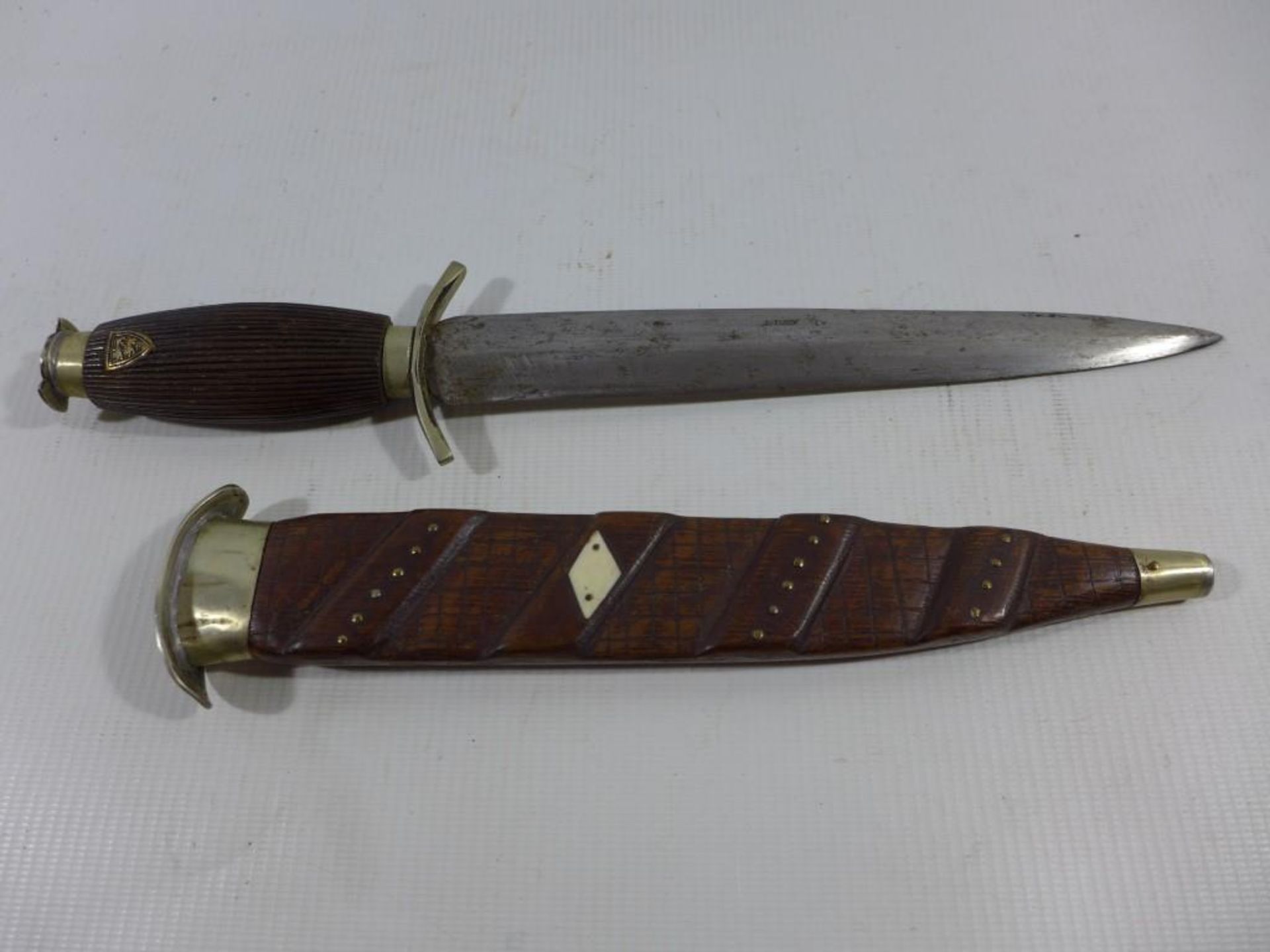 AN UNUSUAL KNIFE AND SCABBARD, 20.5CM BLADE