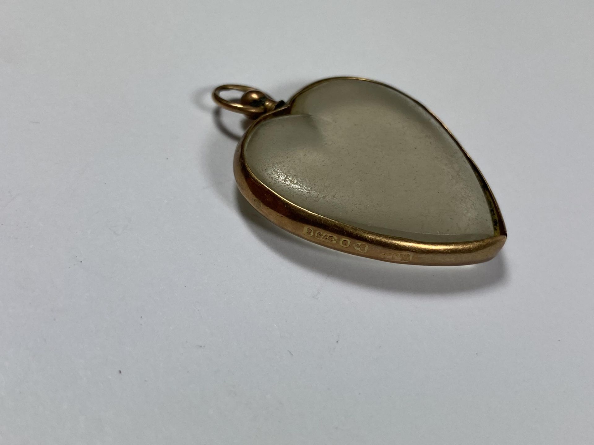 A VINTAGE 9CT YELLOW GOLD & CLEAR GLASS CASED HEART PENDANT - Image 4 of 4