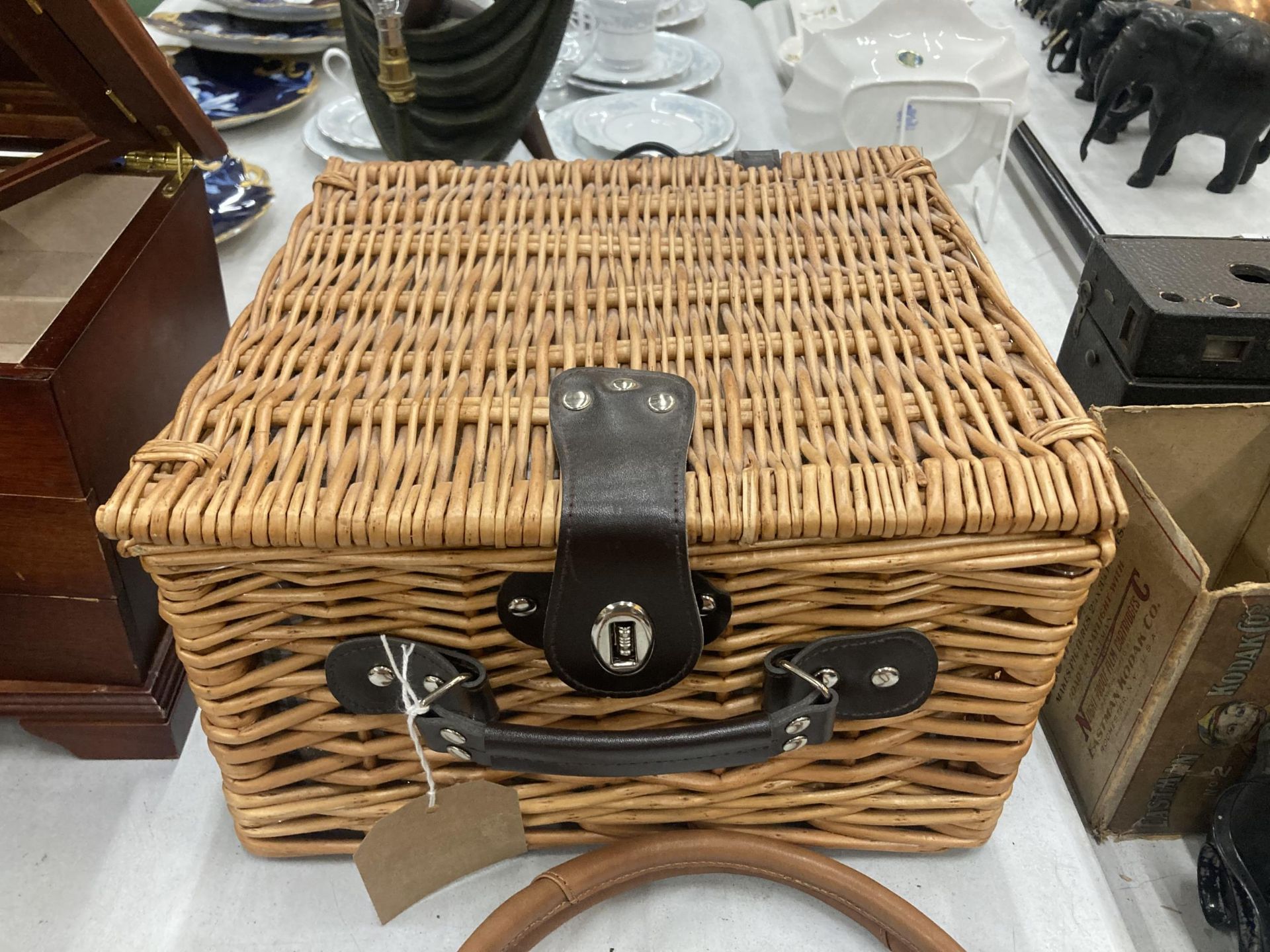 A PICNIC BASKET TO INCLUDE ACCESSORIES - Image 4 of 4