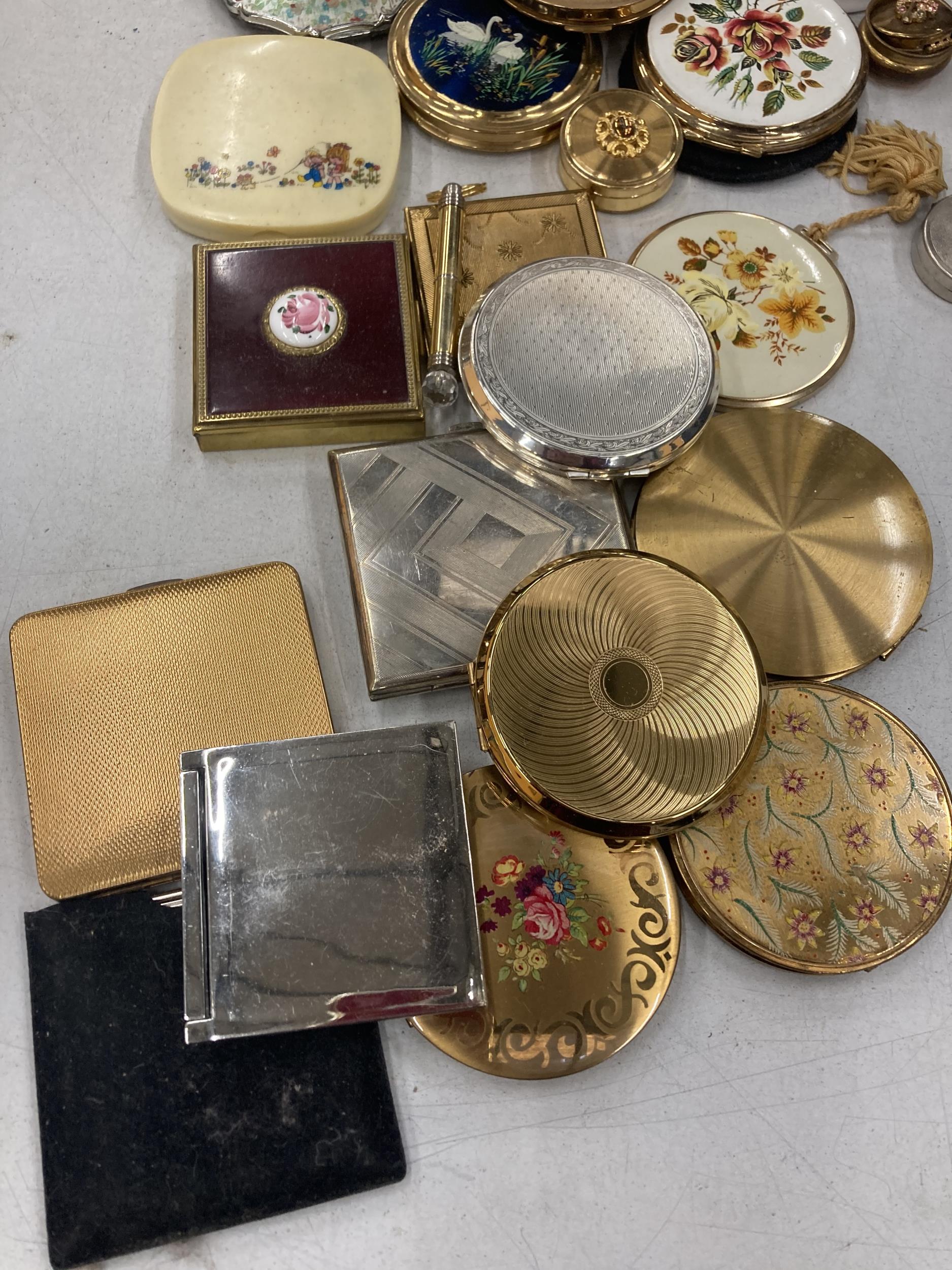 A LARGE QUANTITY OF COMPACTS TO INCLUDE STRATTON, MANY WITH DECORATION TO THE TOP - Image 2 of 4