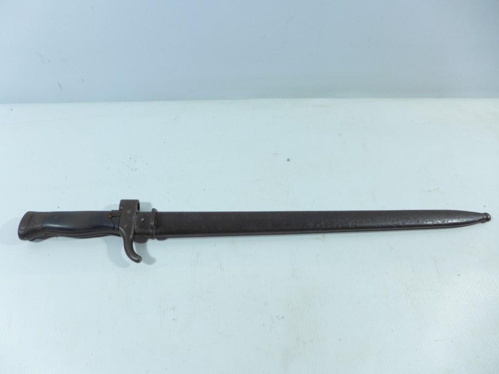 AN UNKNOWN ORIGIN BAYONET AND SCABBARD, 40CM BLADE - Image 4 of 7