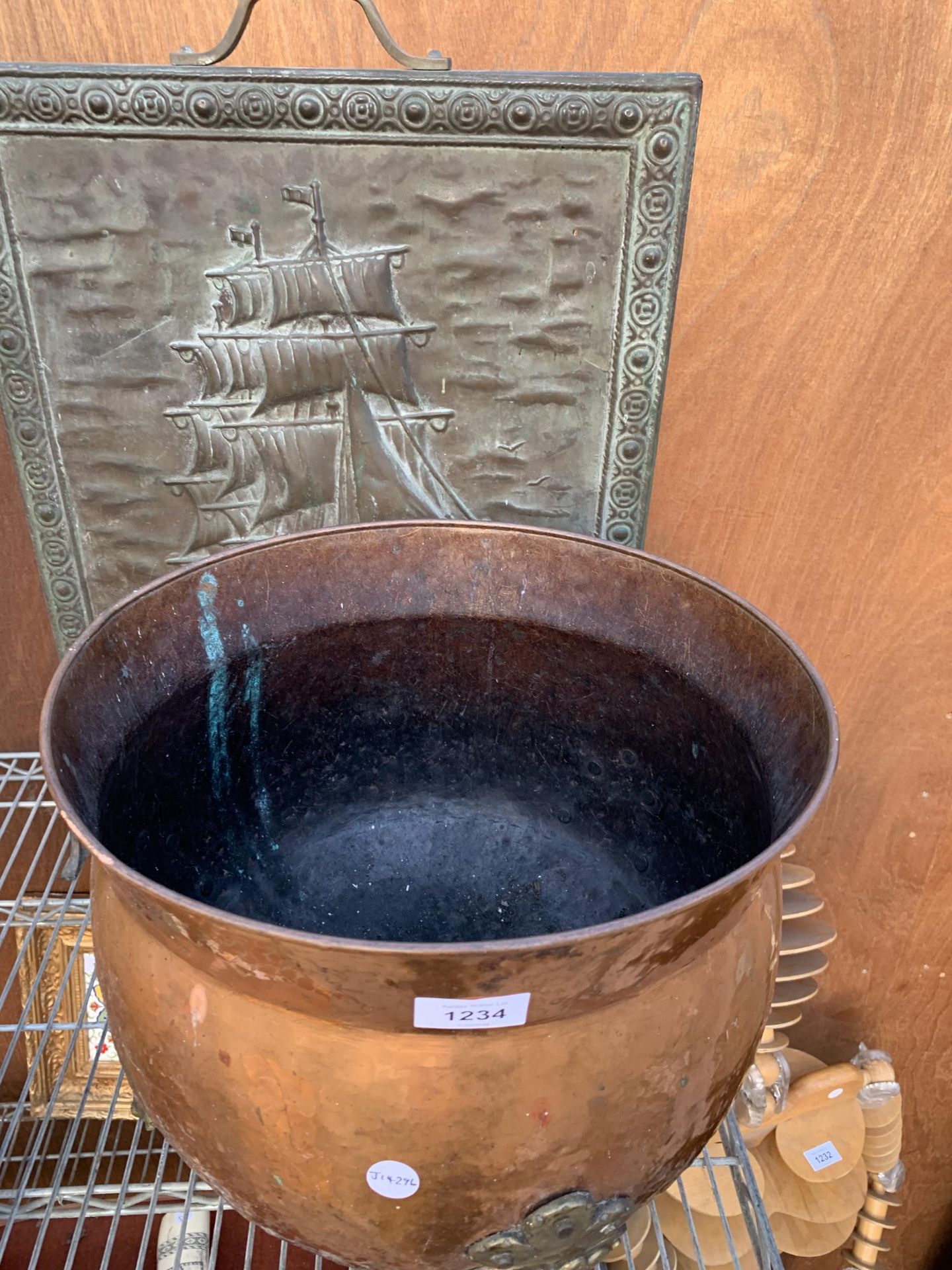 A VINTYAGE COPPER COAL BUCKET ON BRASS LION PAW FEET AND A FURTHER BRASS FIRE SCREEN - Image 4 of 4