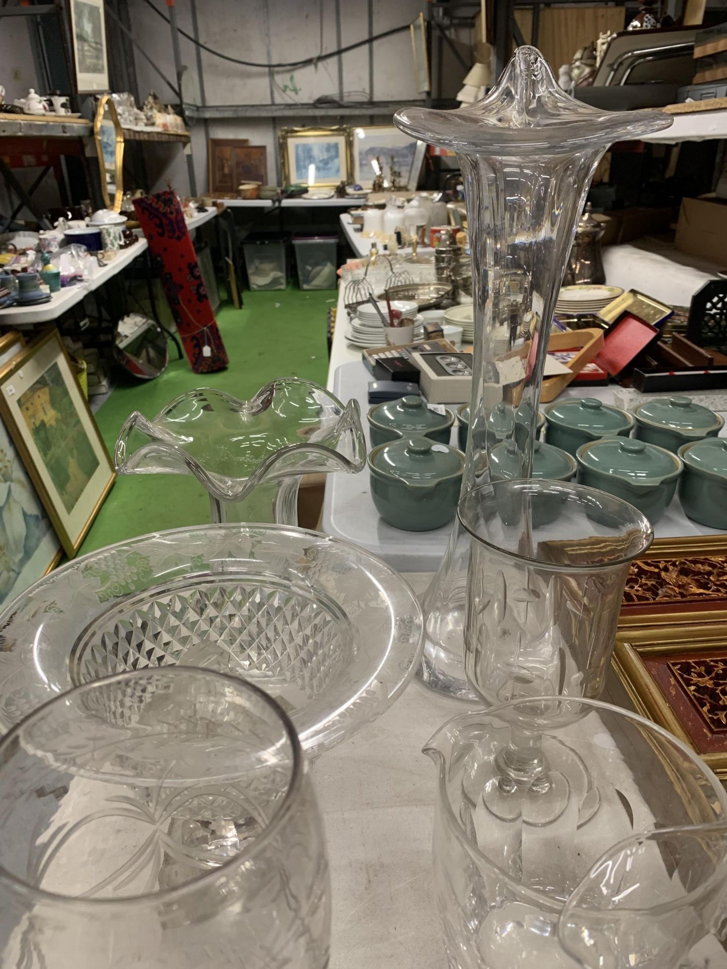 A LARGE QUANTITY OF GLASSWARE TO INCLUDE VASES, A FOOTED BOWL, JUGS, ETC - Image 2 of 3