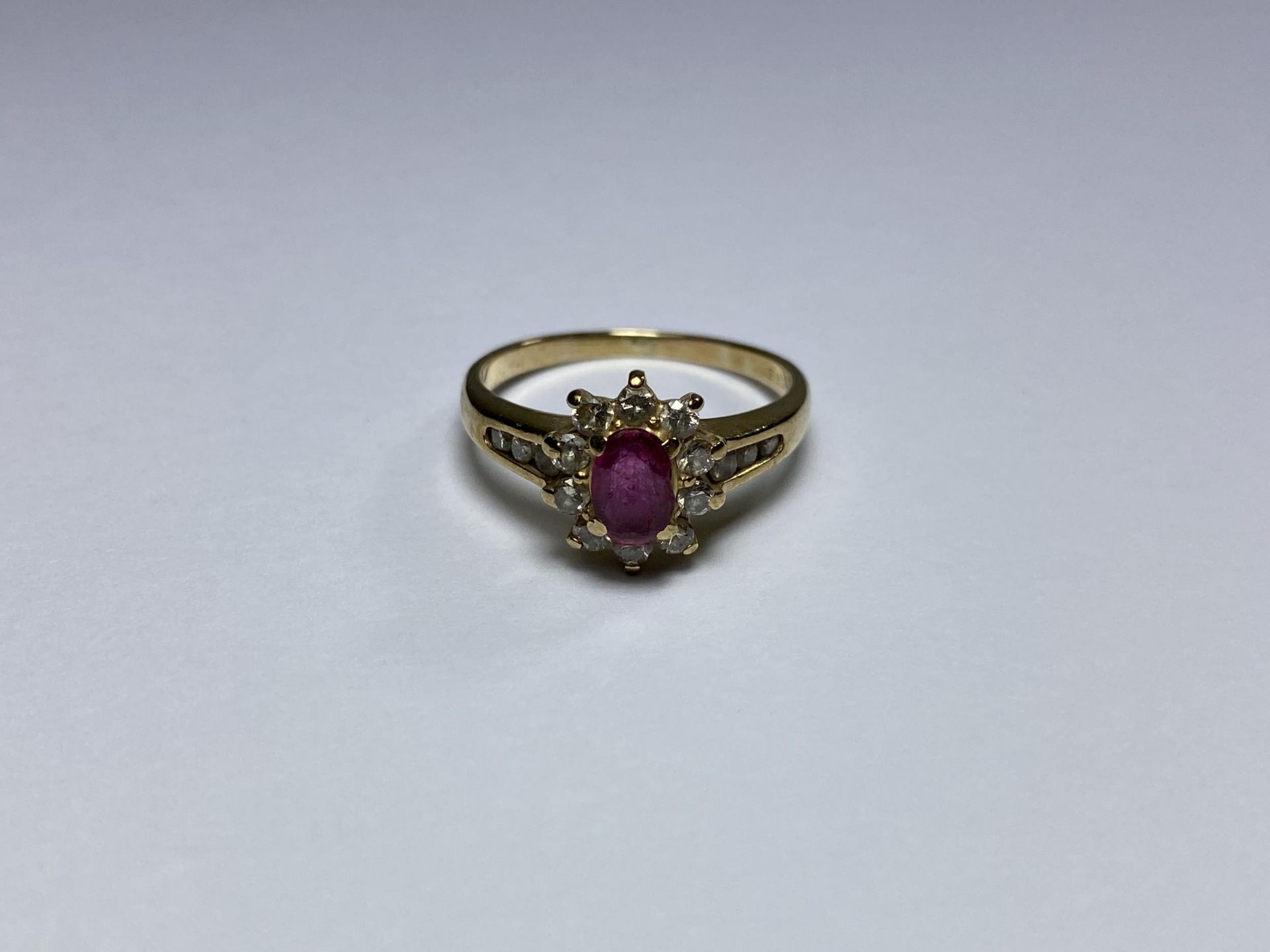A VINTAGE 9CT YELLOW GOLD RUBY & DIAMOND CLUSTER RING, WEIGHT 2.3G, WITH INSURANCE CERTIFICATE VALUE