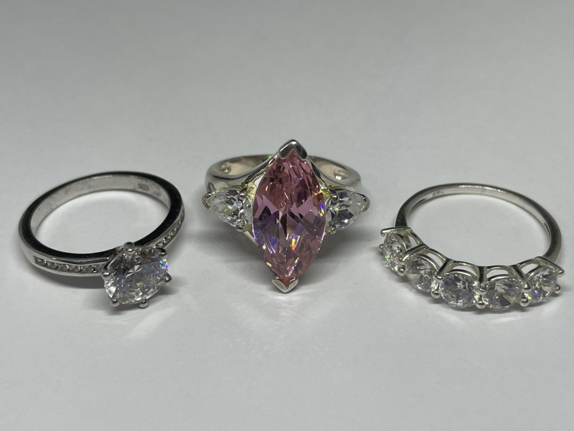 FIVE VARIOUS SILVER RINGS - Image 2 of 3