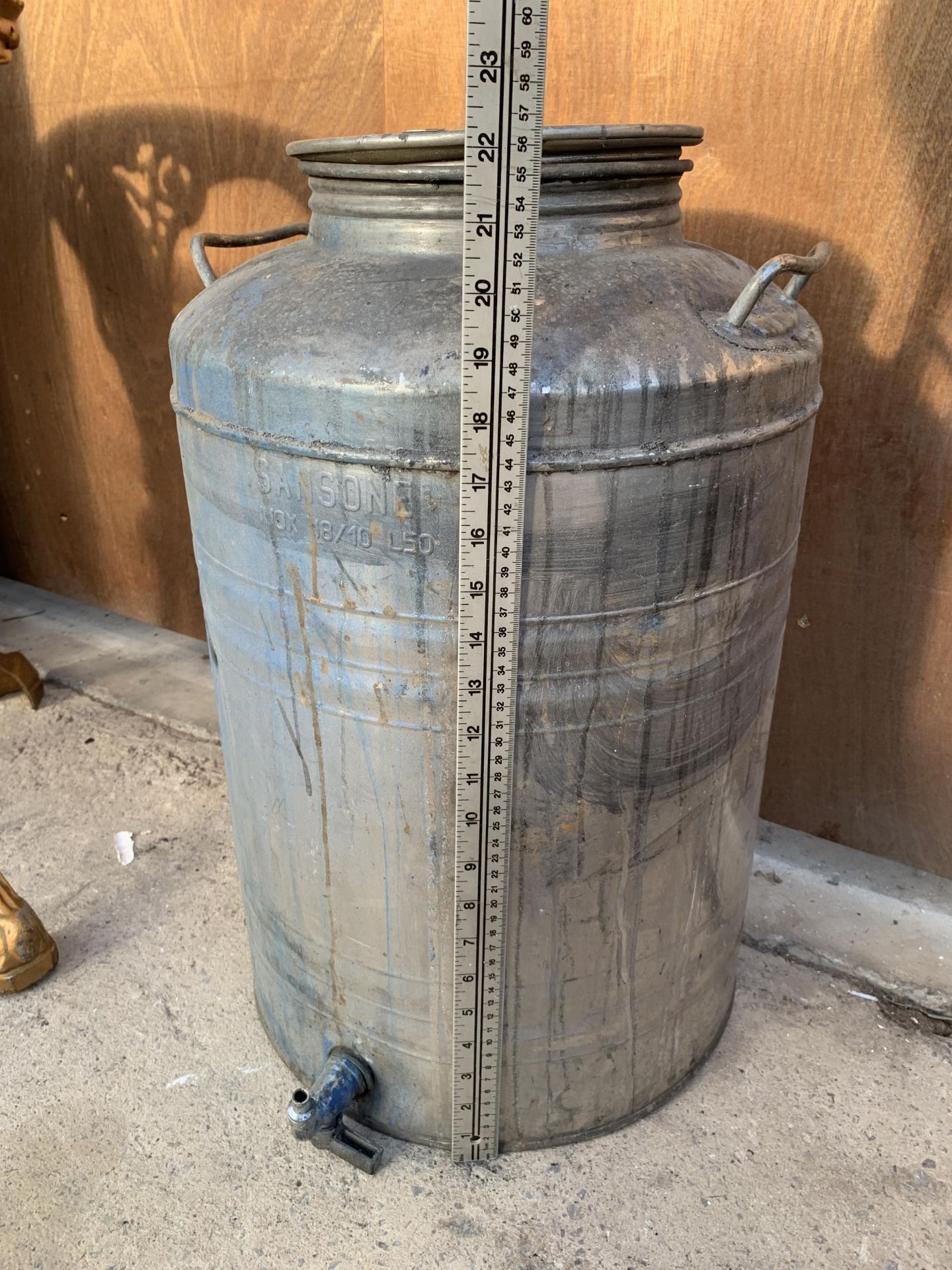 A GALVANISED WATER TANK WITH LOWER TAP - Bild 3 aus 4