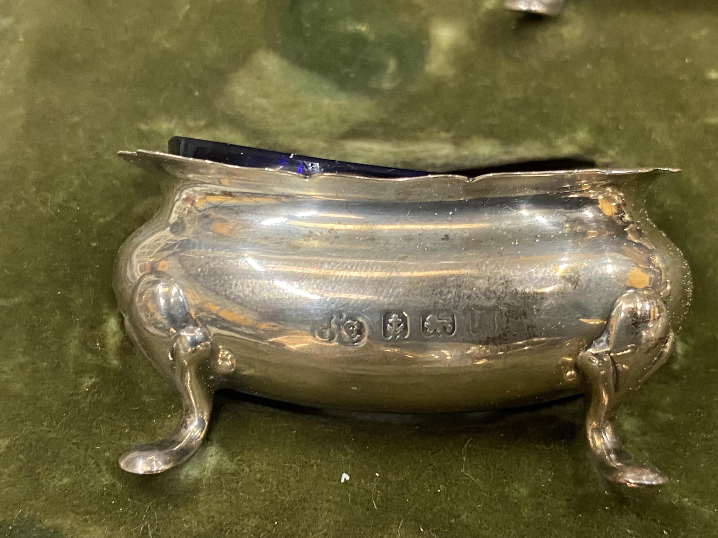 A CASED BIRMINGHAM HALLMARKED SILVER CONDIMENT SET COMPRISING MUSTARD POTS, OPEN SALTS AND SALT - Bild 4 aus 4