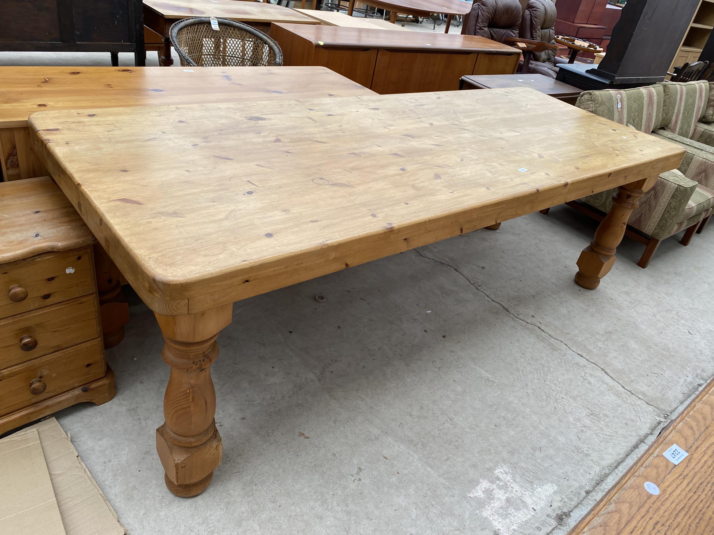 A MODERN PINE KITCHEN TABLE ON TURNED LEGS, 96X36"