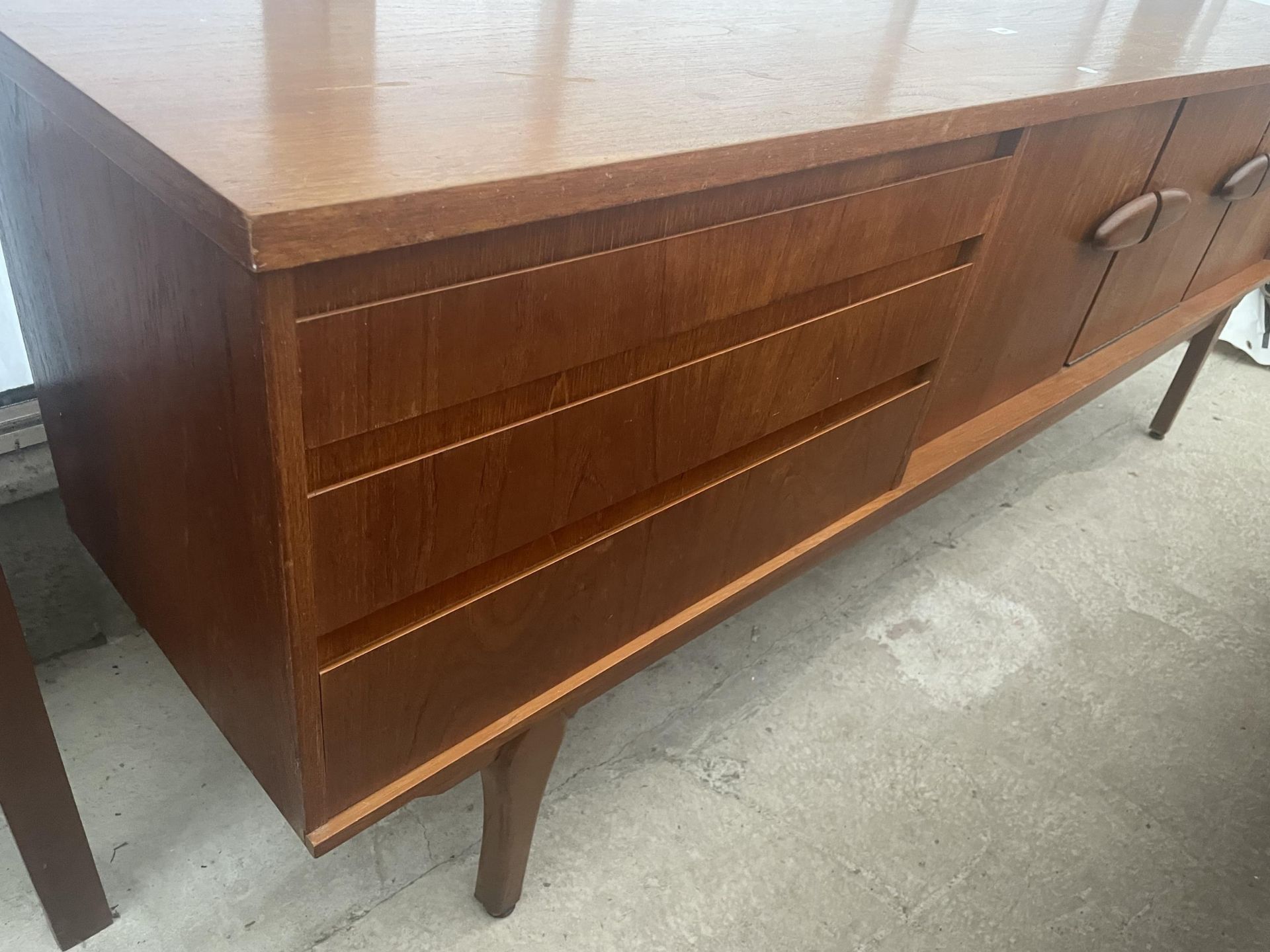 A RETRO TEAK SIDEBOARD WITH THREE DRAWERS, TWO CUPBOARDS AND DROP-DOWN COCKTAIL SECTION ON OPEN - Image 4 of 6