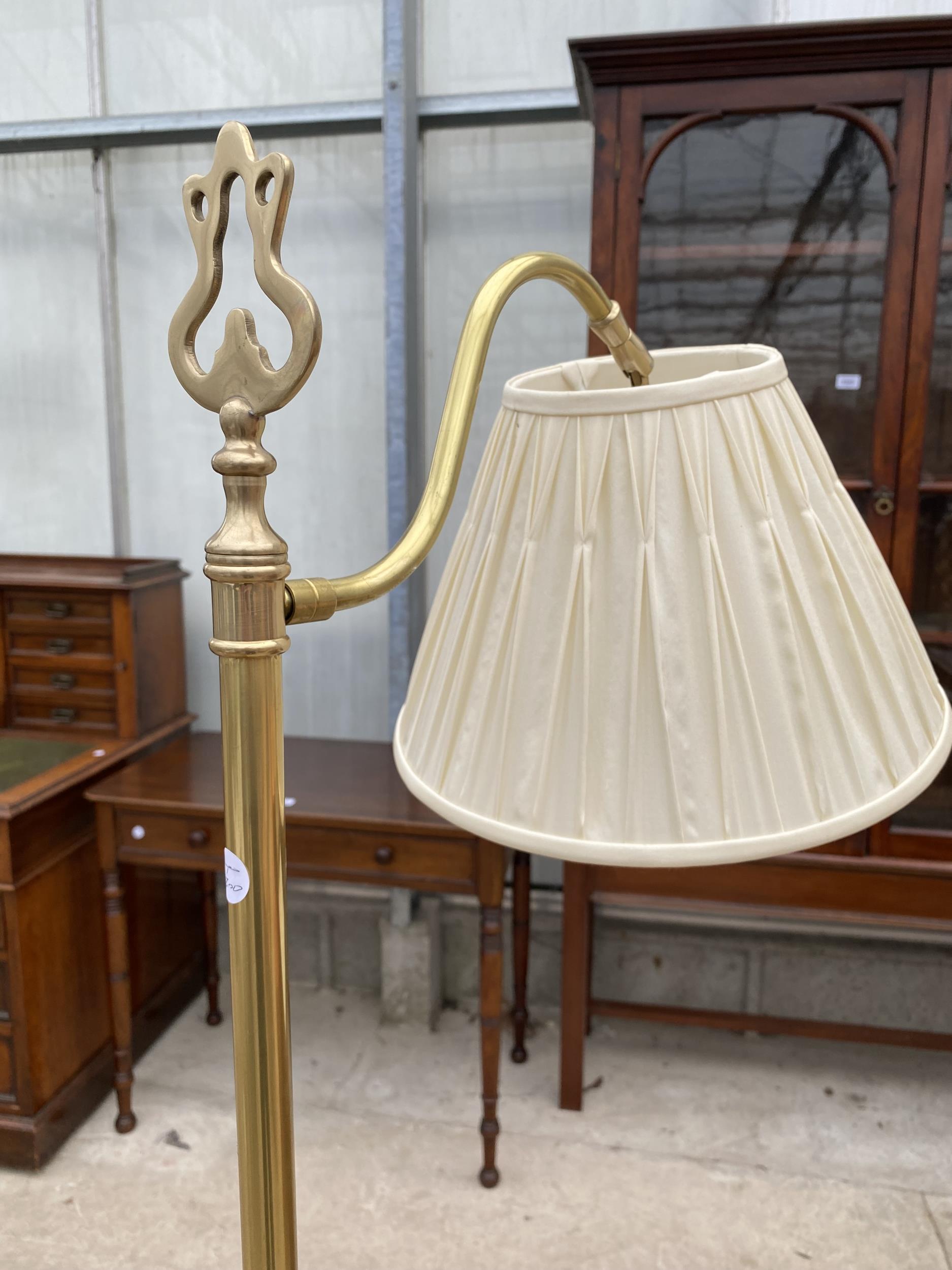 A BRASS READING STANDARD LAMP - Image 3 of 4