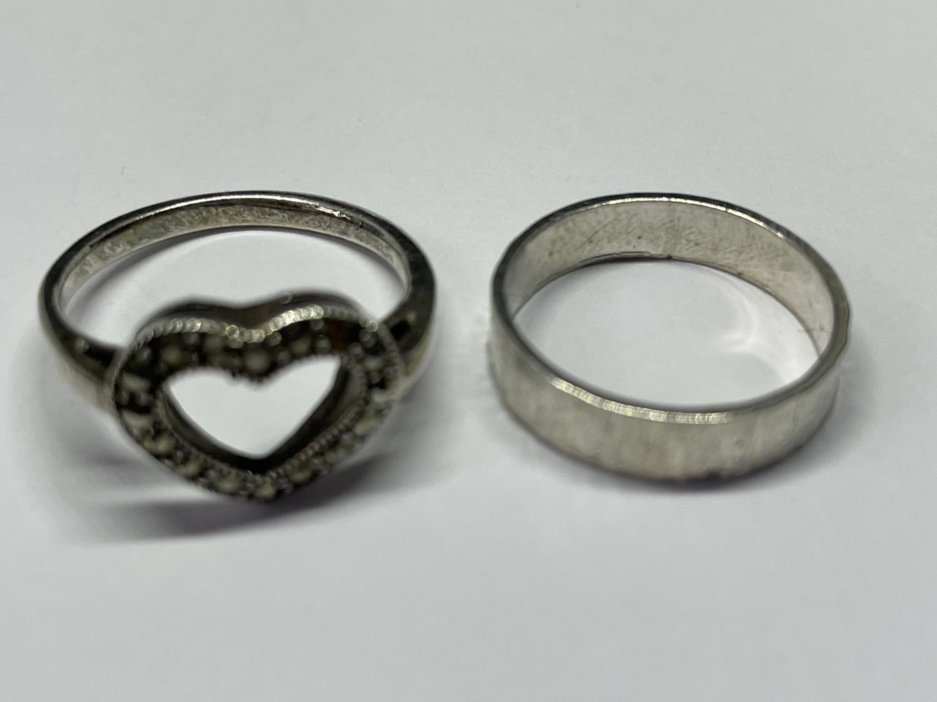 FIVE VARIOUS SILVER RINGS - Image 3 of 3