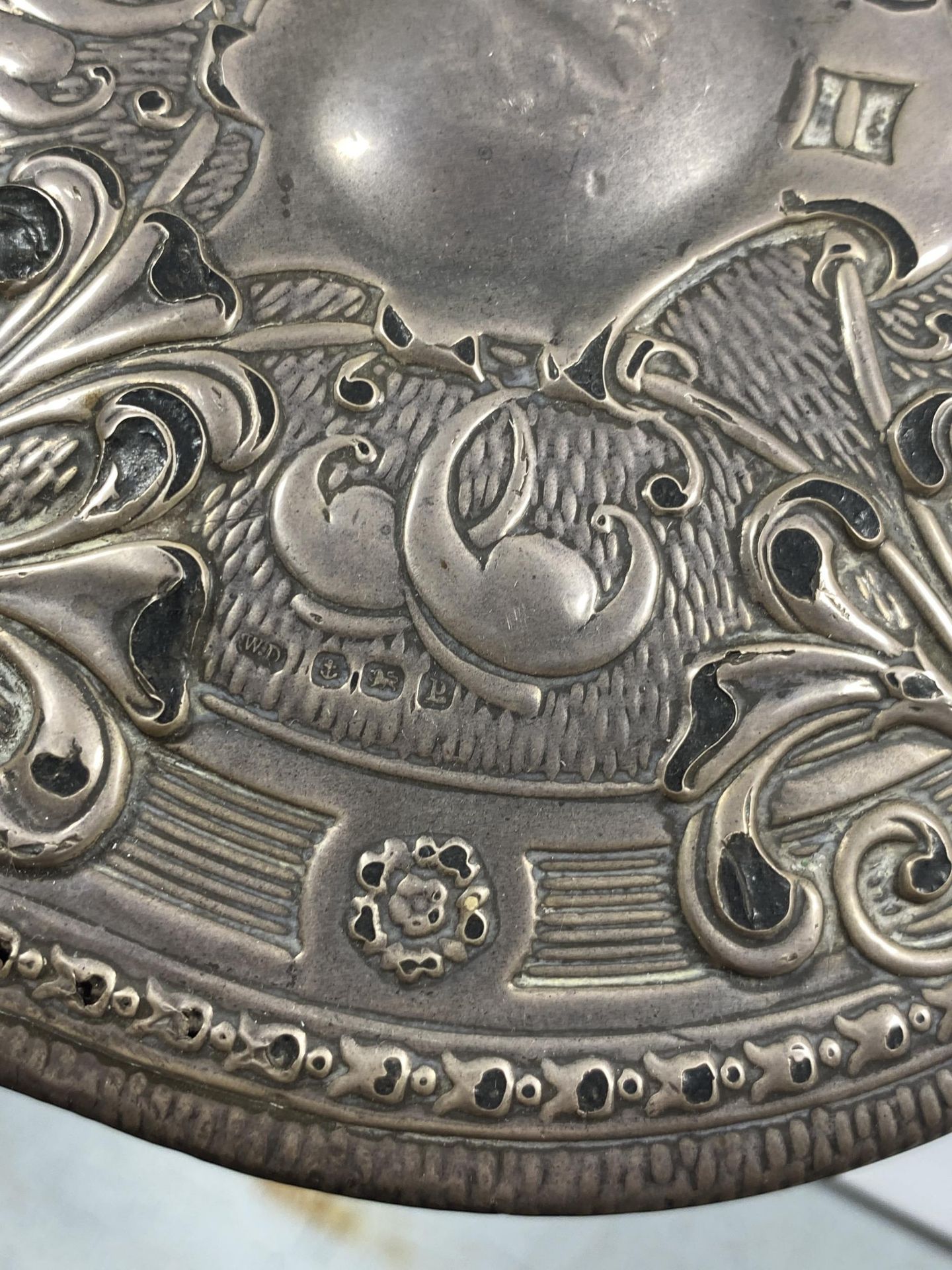A MIXED LOT OF ASSORTED SILVER ITEMS TO INCLUDE SILVER TOPPED INKWELL (A/F), BIRMINGHAM HALLMARKED - Image 3 of 6