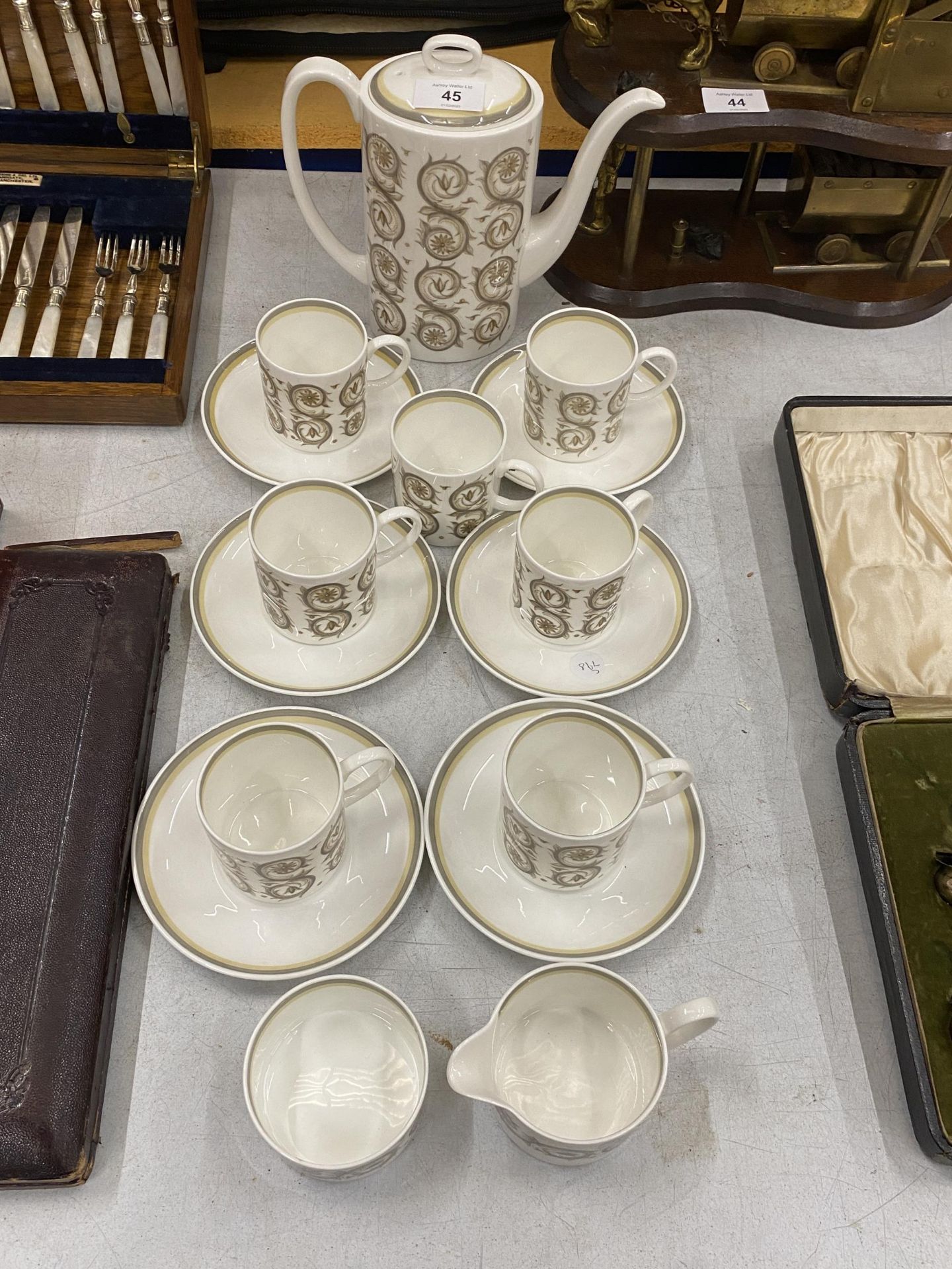 A WEDGWOOD SUSIE COOPER DESIGN 'VENETIA' PATTERN COFFEE SET COMPRISING COFFEE POT, CREAM JUG,