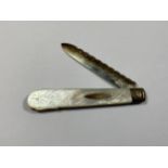 A HALLMARKED SILVER AND MOTHER OF PEARL HANDLED FRUIT KNIFE