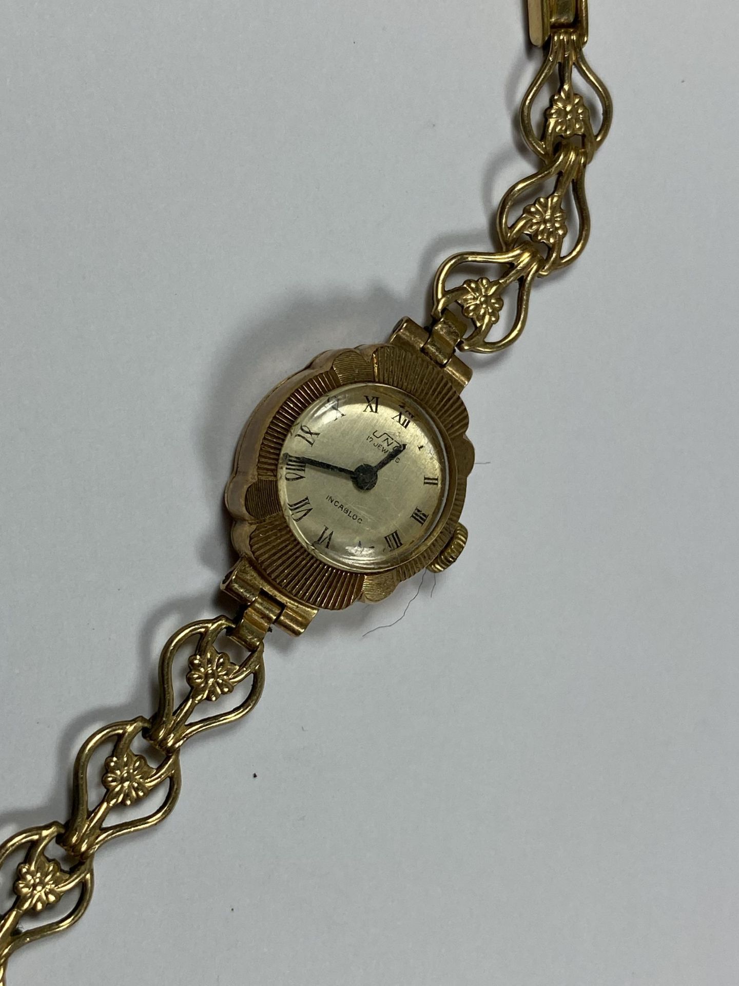 A VINTAGE 9CT YELLOW GOLD CASED UNO WATCH - Image 2 of 3