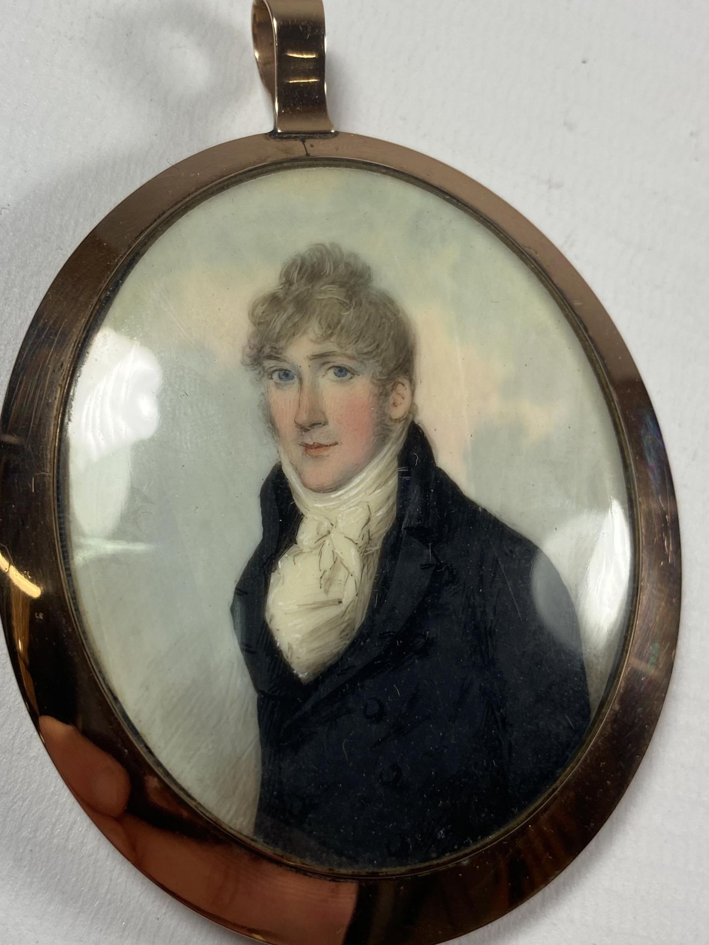 A 19TH CENTURY OVAL PORTRAIT MINIATURE OF A GENTLEMAN IN BELIEVED GOLD FRAME - Image 2 of 3