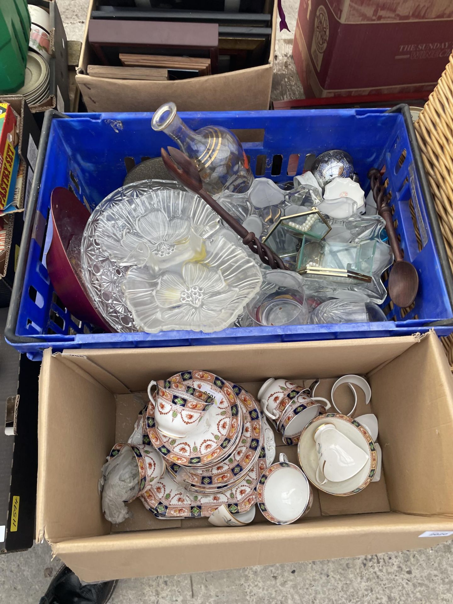 AN ASSORTMENT OF HOUSEHOLD CLEARANCE ITEMS TO INCLUDE GLASS WARE AND PRINTS ETC - Image 2 of 4