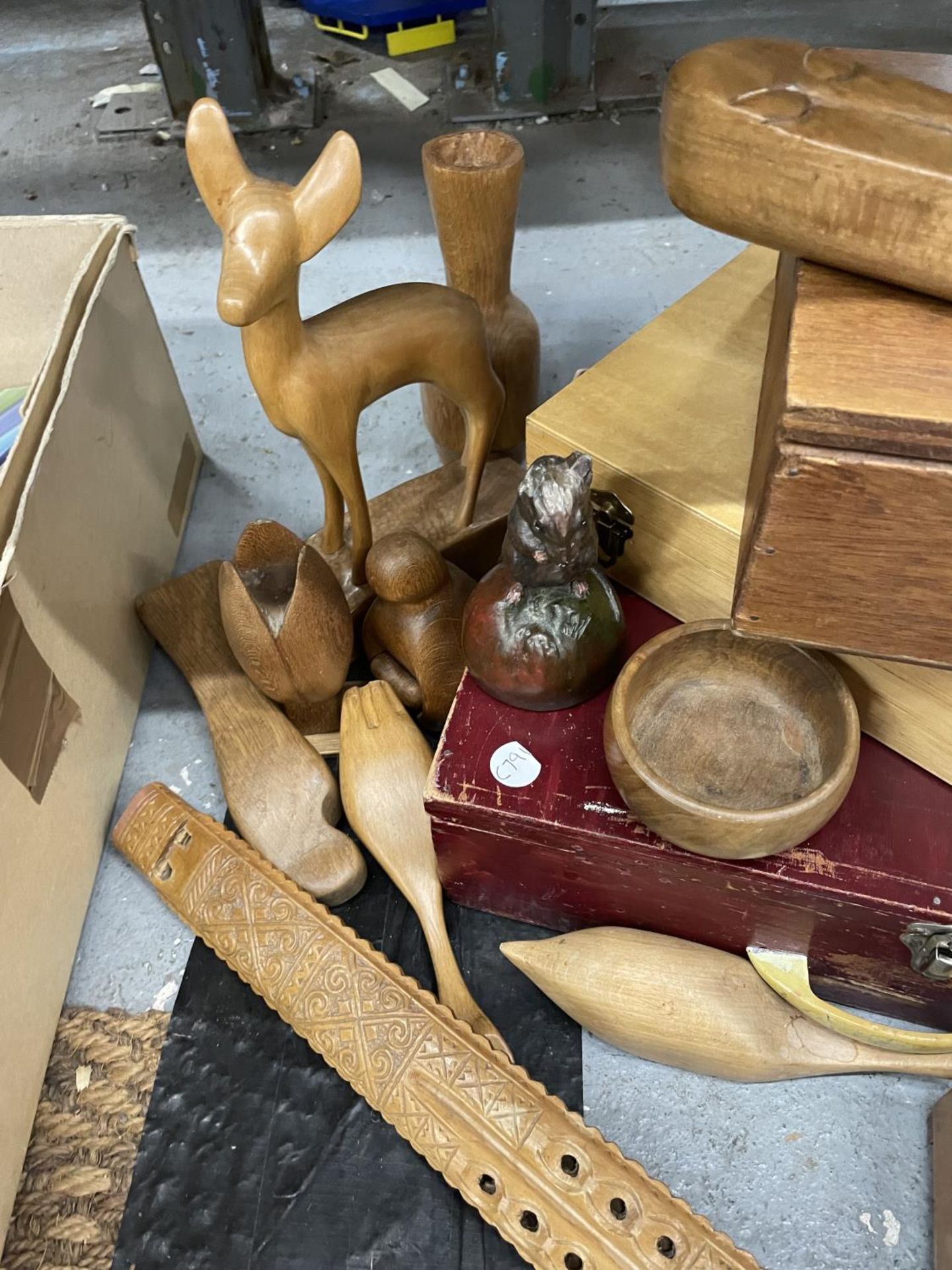 A QUANTITY OF TREEN ITEMS TO INCLUDE BOXES, FIGURES, PAN PIPES, ETC - Image 3 of 4