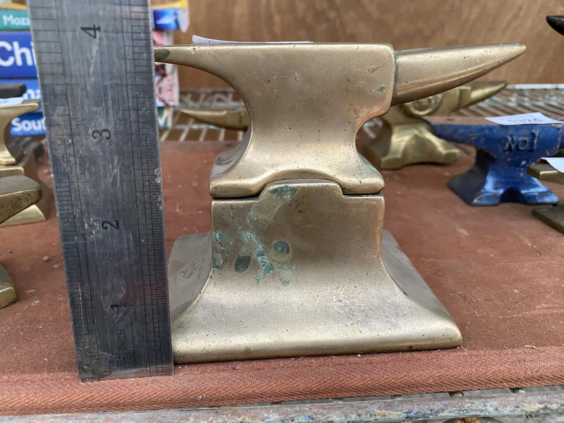 A MINITURE BRASS SAMPLE ANVIL WITH BRASS STAND - Image 4 of 4