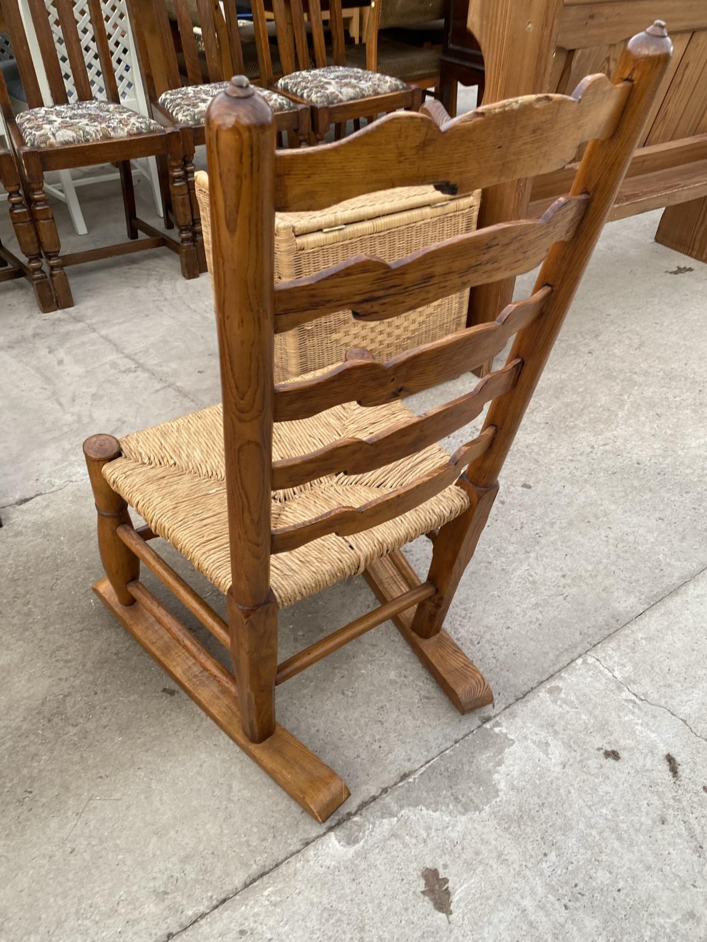 A 19TH CENTURY STYLE ELM ROCKING CHAIR WITH LADDERBACK AND RUSH SEAT - Image 3 of 3
