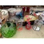 AN ASSORTMENT OF GLASS WARE TO INCLUDE A JUG, GLASSES AND VASES ETC