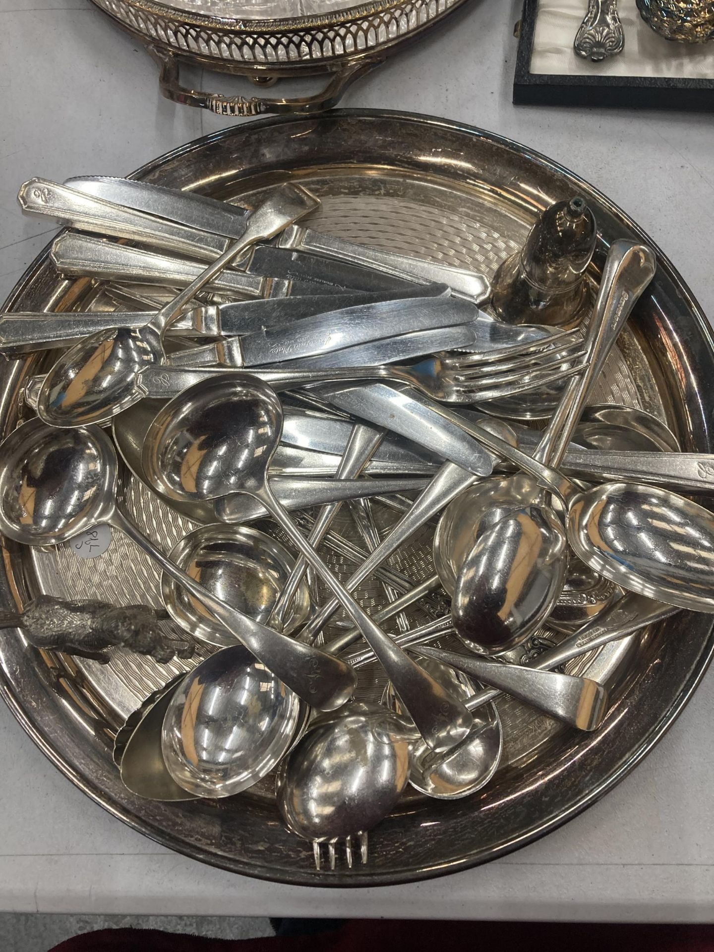 A GLASS NIBBLES DISH WITH SILVER PLATED BASE, TRAY AND A QUANTITY OF VINTAGE FLATWARE TO INCLUDE - Image 2 of 4