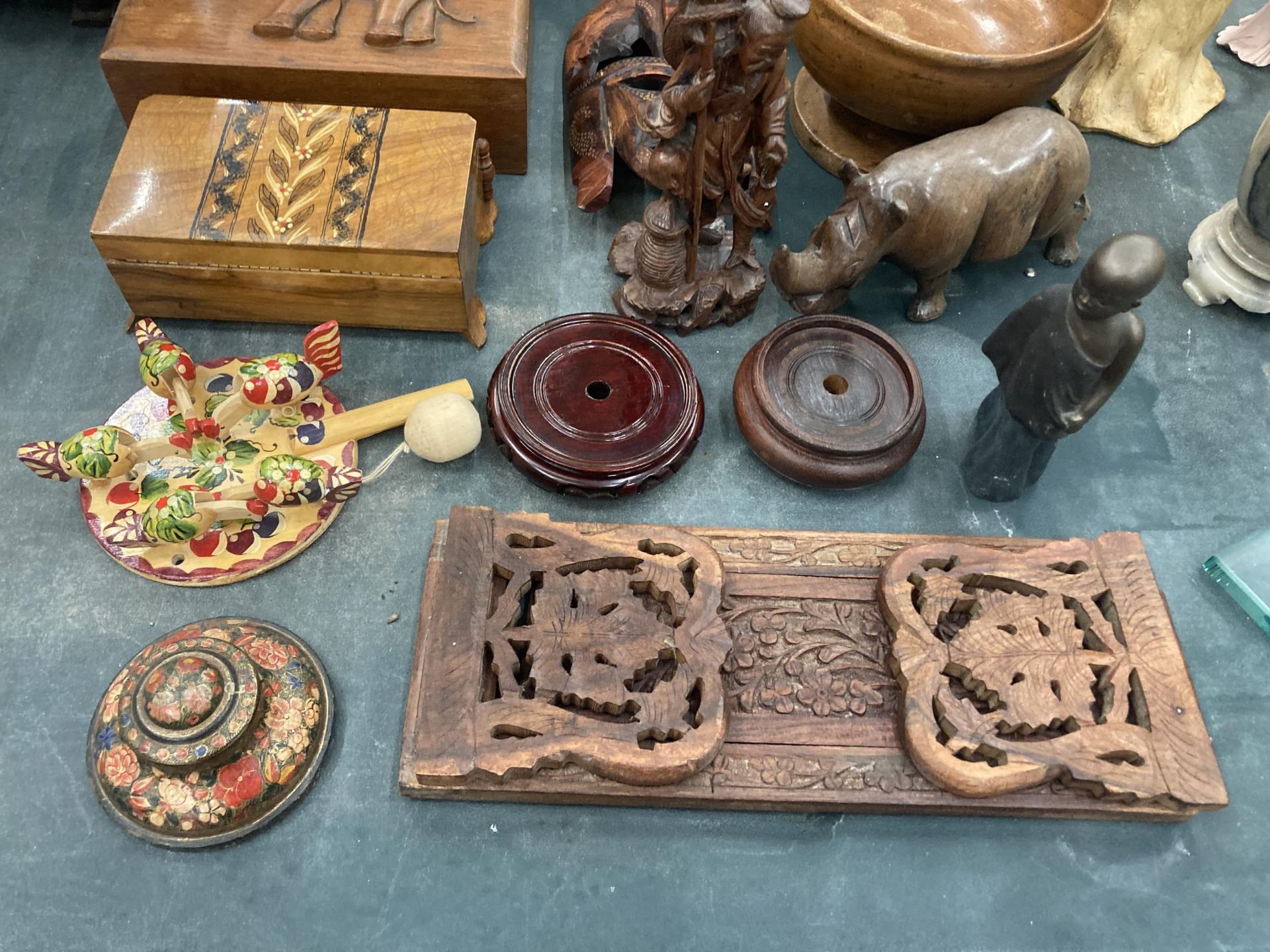 A LARGE QUANTITY OF TREEN ITEMS TO INCLUDE A SLIDING BOOKSHELF, BOXES, FIGURES, A BUST MANTLE CLOCK, - Image 2 of 3