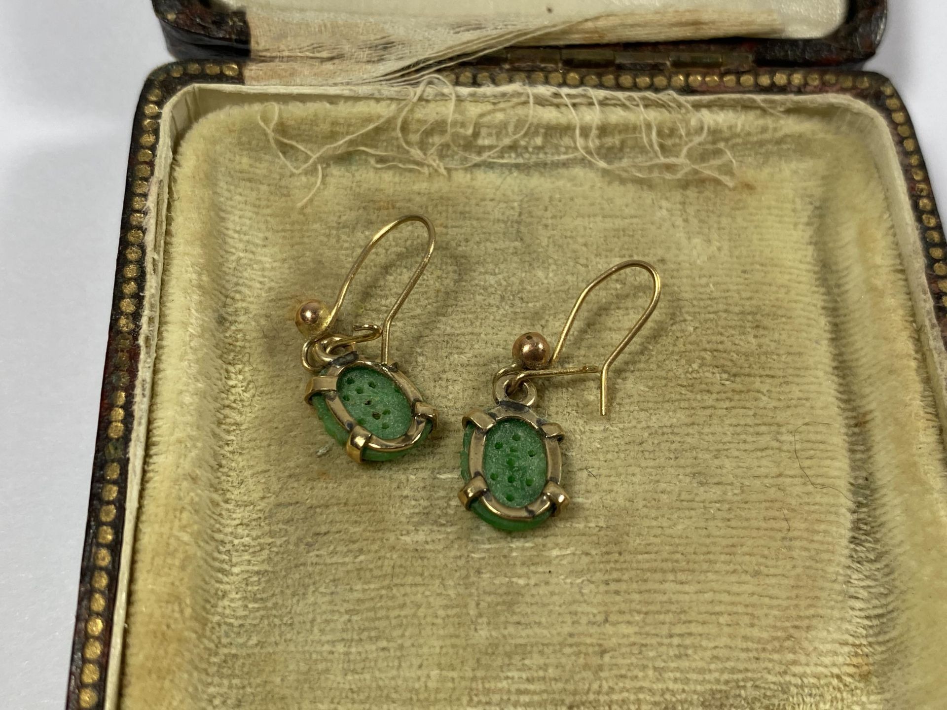 A CASED PAIR OF VINTAGE YELLOW METAL AND CARVED JADE TYPE EARRINGS - Image 3 of 3