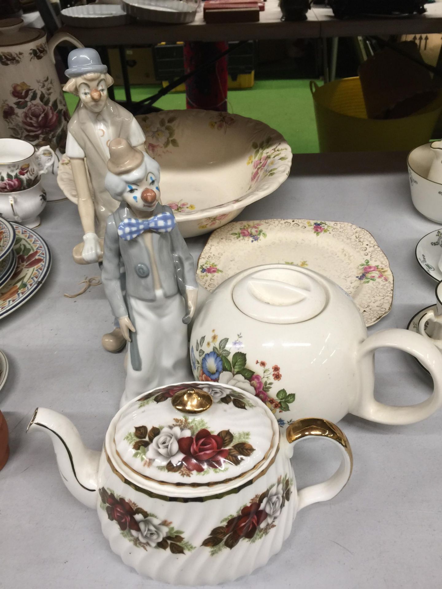 A QUANTITY OF COLLECTABLE CERAMICS TO INCLUDE TWO SPANISH PORCELAIN CLOWNS, SHERIDAN TEAPOT, H & K