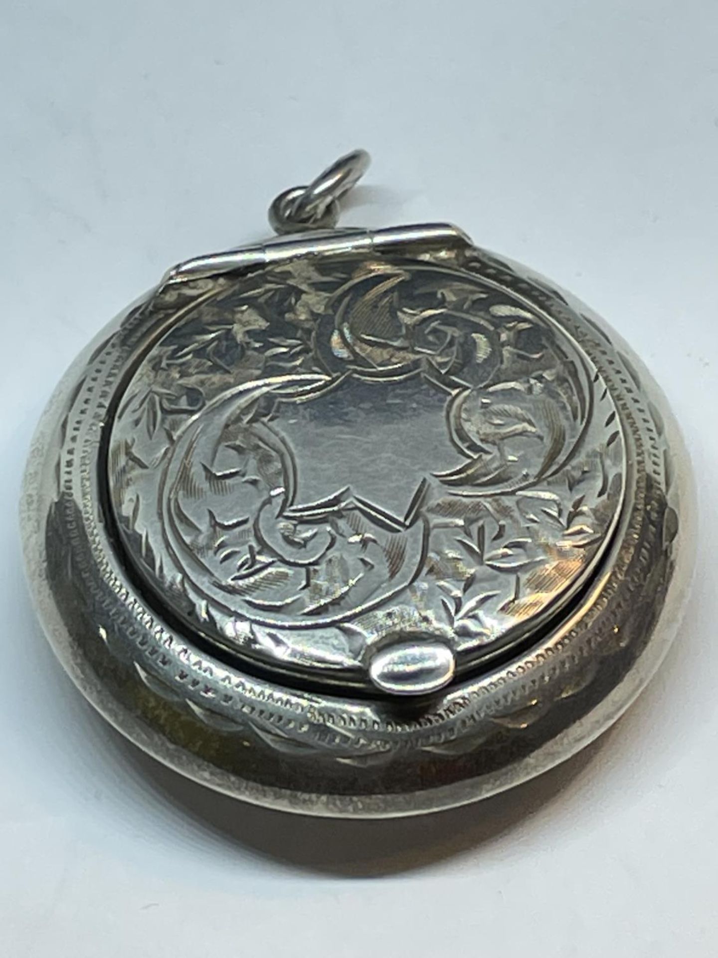 A HALLMATKED BIRMINGHAM SILVER POWDER COMPACT WITH MIRROR