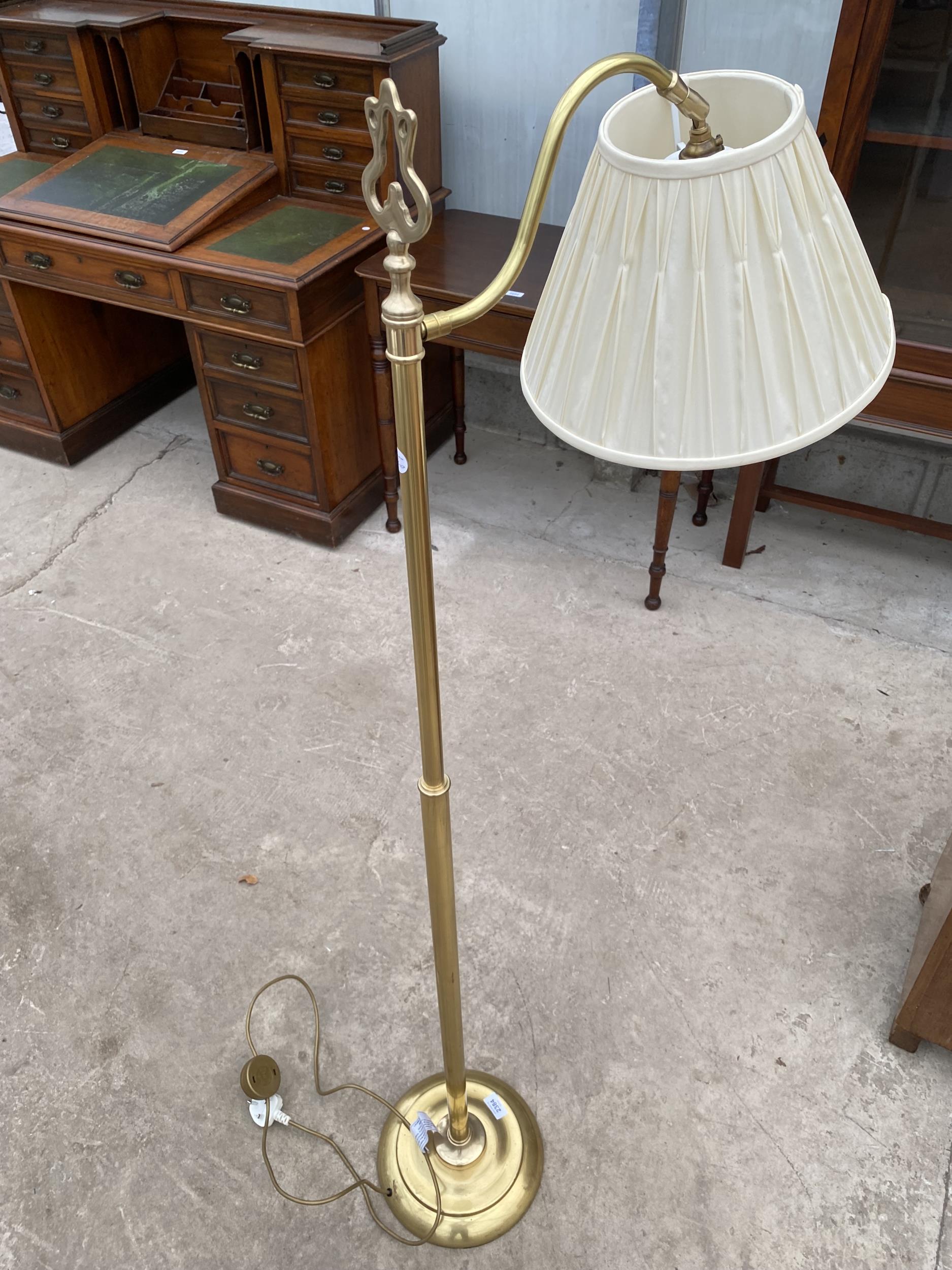 A BRASS READING STANDARD LAMP - Image 2 of 4
