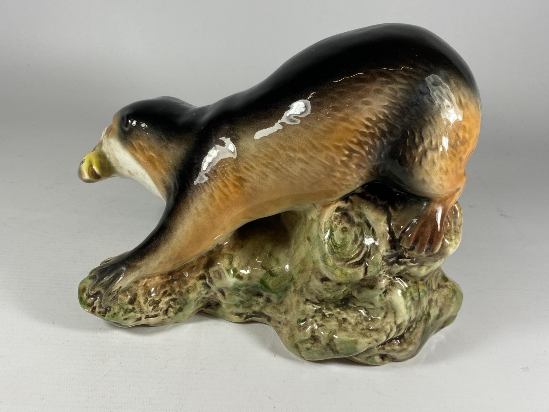 A VINTAGE SYLVAC MODEL OF AN OTTER, MODEL NUMBER 3459 - Image 3 of 5