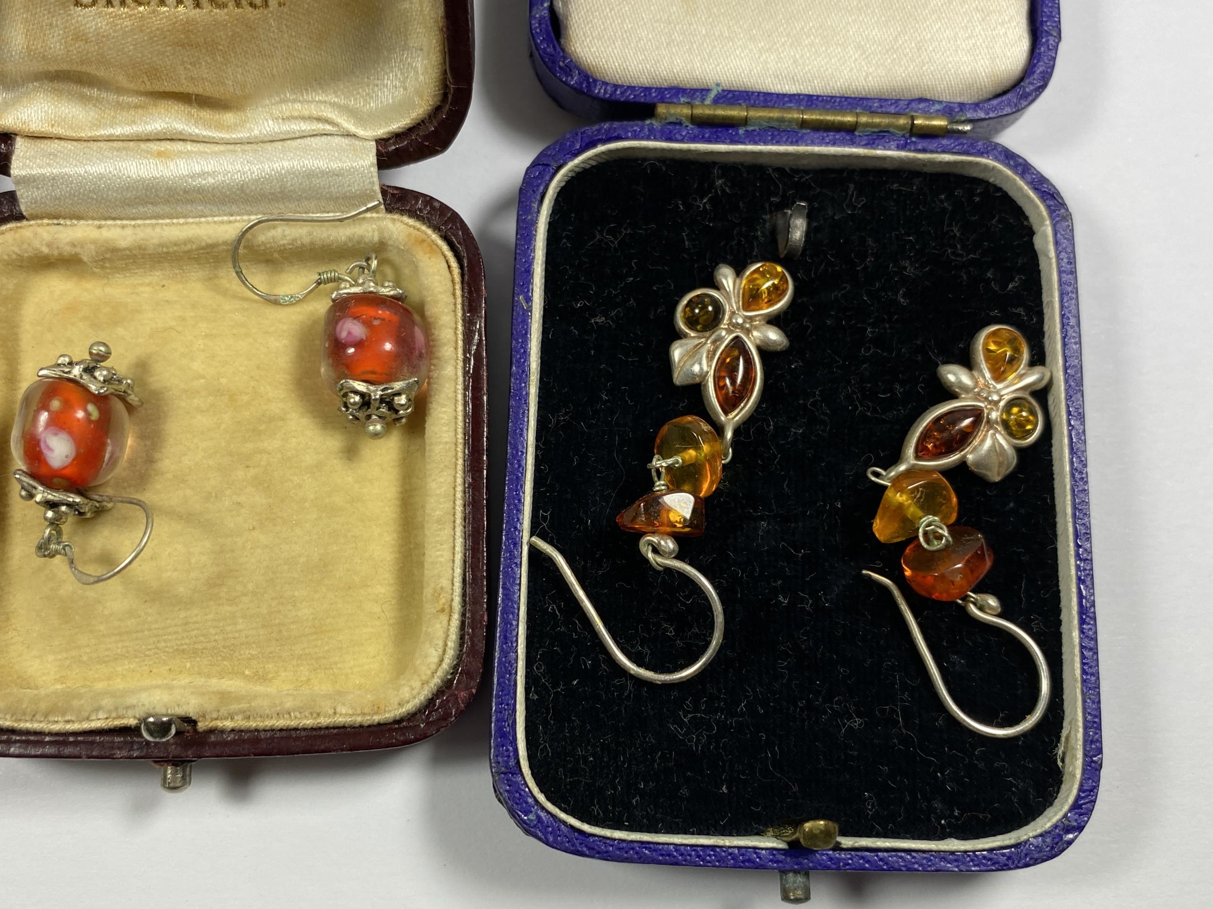 FOUR PAIRS OF VINTAGE SILVER EARRINGS TO INCLUDE A CASED LAPIS LAZULI PAIR ETC - Image 2 of 4