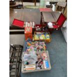 AN ASSORTMENT OF SEWING ITEMS TO INCLUDE A SEWING BOX, THREAD AND SCISSORS ETC