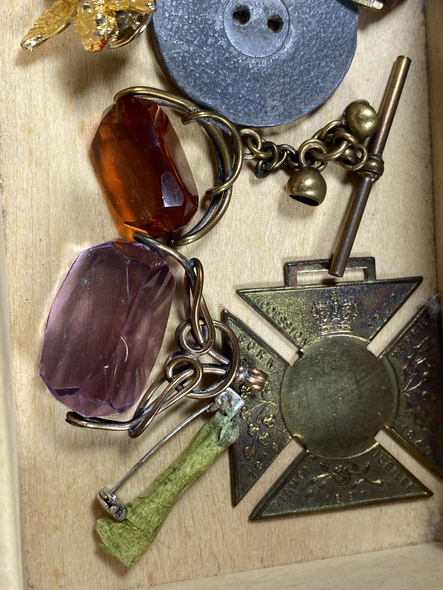 A BOX OF ASSORTED ITEMS TO INCLUDE THREE GOLD PLATED SWIVEL FOBS ETC - Image 2 of 4