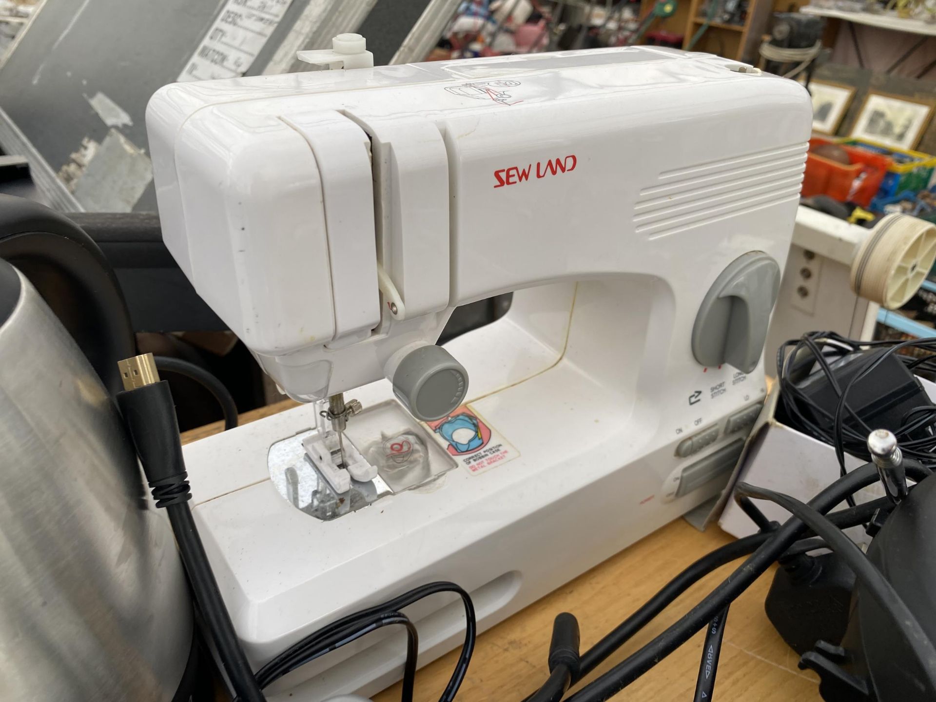 AN ASSORTMENT OF ITEMS TO INCLUDE A SEWING MACHINE, RADIOS AND DVD PLAYERS ETC - Image 3 of 5