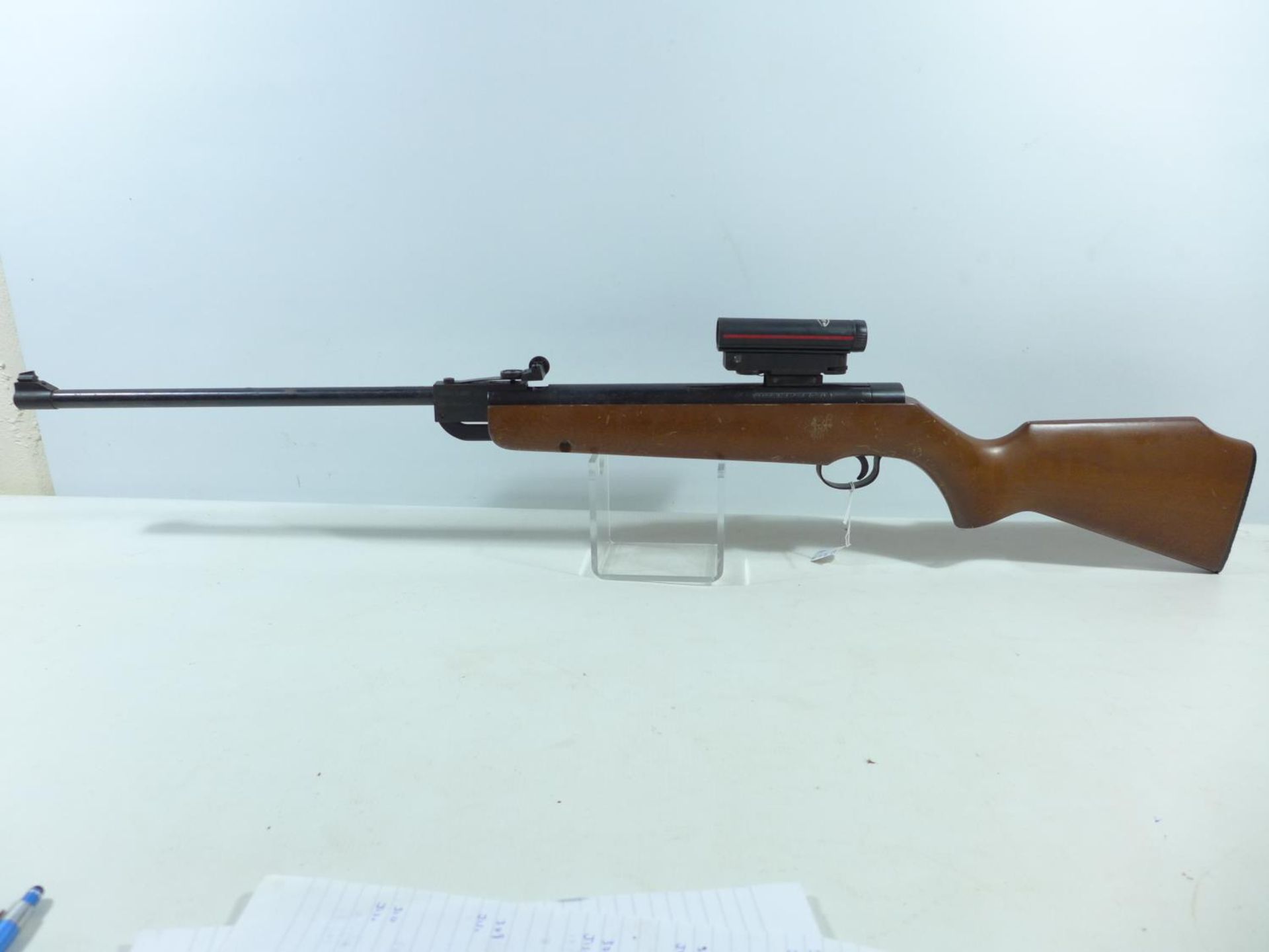 A WEBLEY AND SCOTT EXCEL .22 CALIBRE AIR RIFLE, 44CM BARREL, SERIAL NUMBER 831825, FITTED WITH - Image 3 of 7