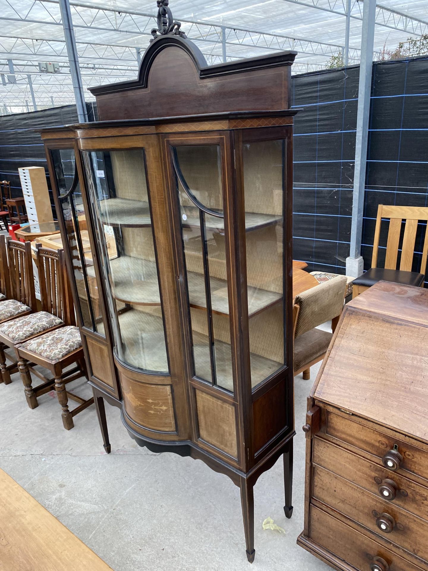 AN EDWARDIAN MAHOGANY AND INLAID BOWFRONTED CHINA DISPLAY CABINET ON TAPERED LEGS, WITH SPADE - Image 2 of 7