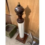 A VINATAGE WOODEN TABLE LAMP WITH CERAMIC PEDESTAL BASE