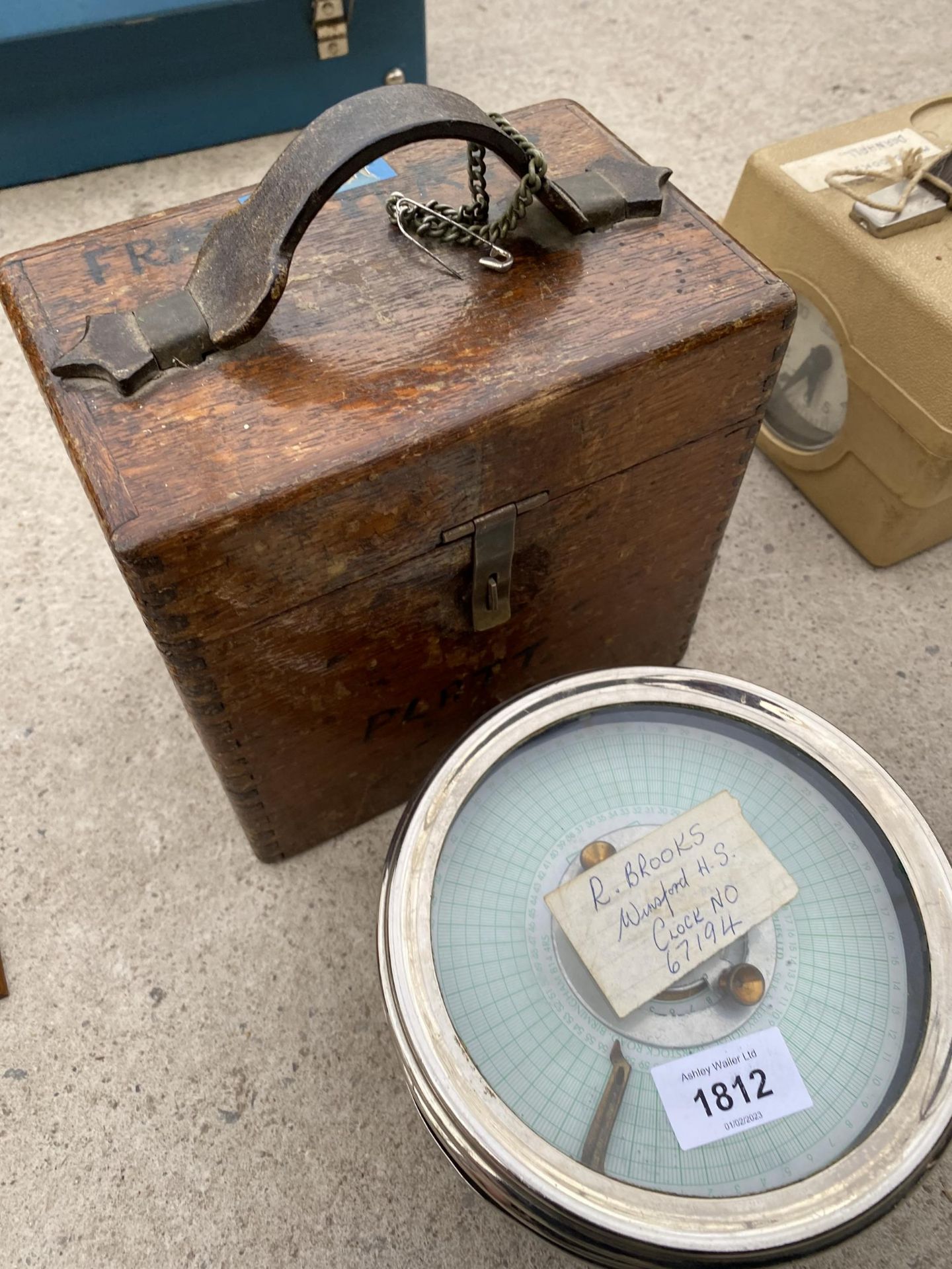 A WOODEN CASED AUTOMATIC PIGEON TIMING CLOCK - Image 4 of 4