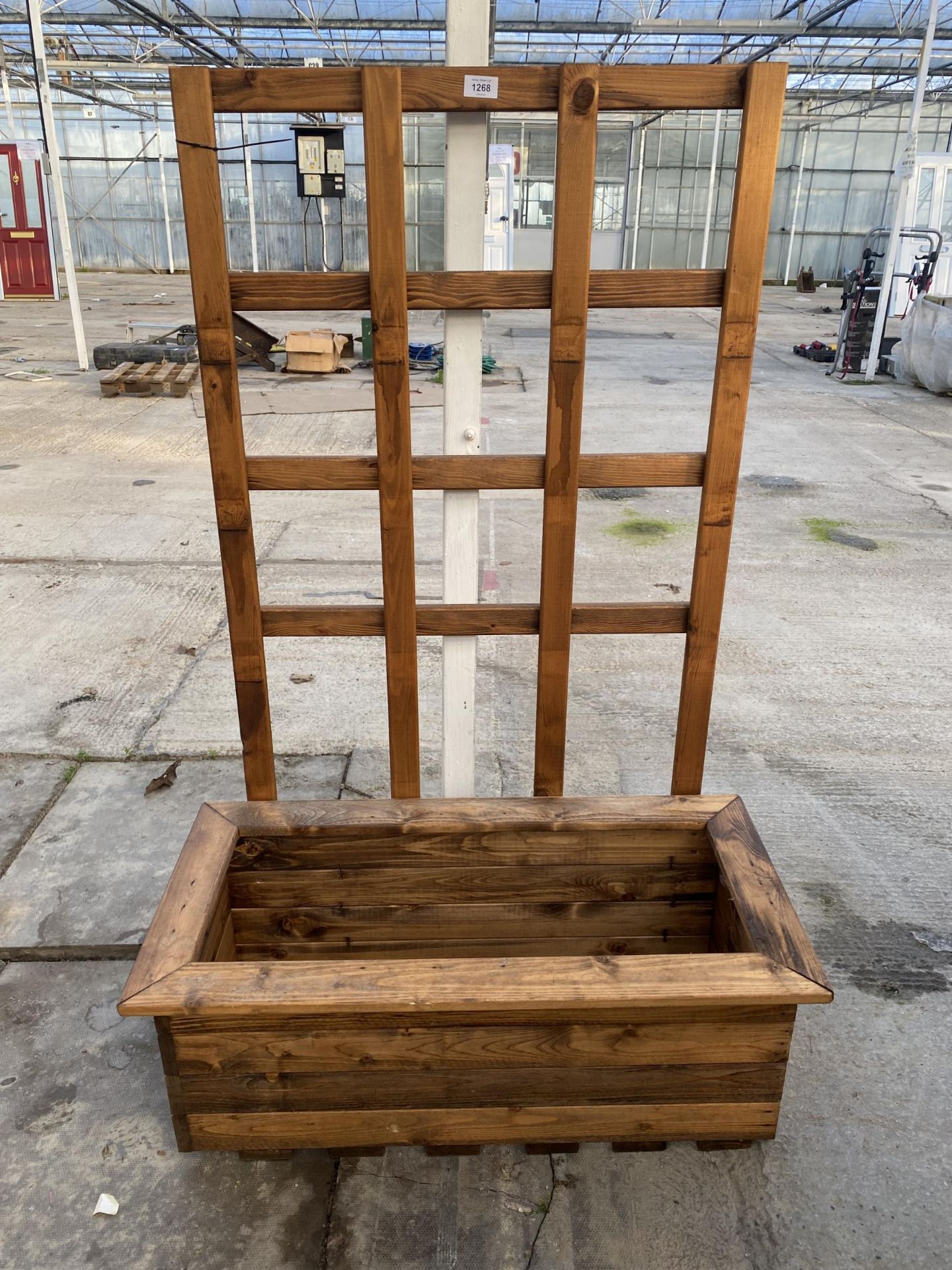 AN AS NEW EX DISPLAY CHARLES TAYLOR TROUGH PLANTER WITH TRELLIS BACK (W:82CM) *PLEASE NOTE VAT TO BE